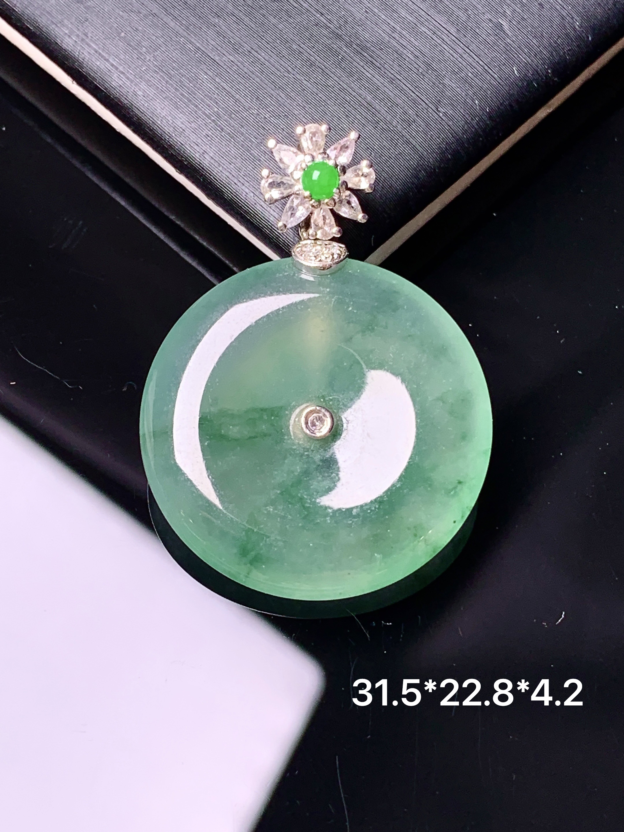 18k金钻镶嵌冰种飘绿平安扣吊坠 玉质细腻 色泽艳丽清新 水润亮眼 整体尺寸31.5*22.8*4.2