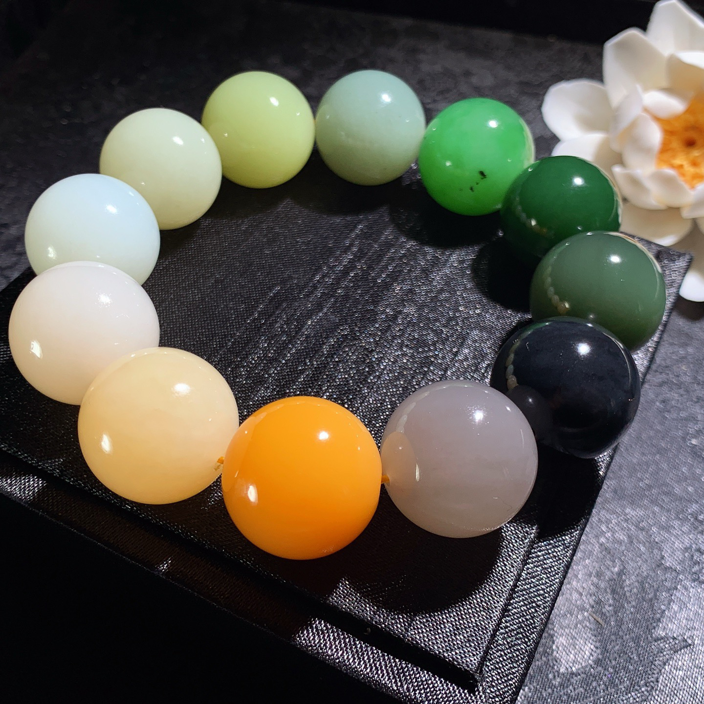 新疆和田玉且末糖多宝手串。单颗尺寸20重149克。玉质细腻油润 底色纯净 脂粉好，品质好。lt260306