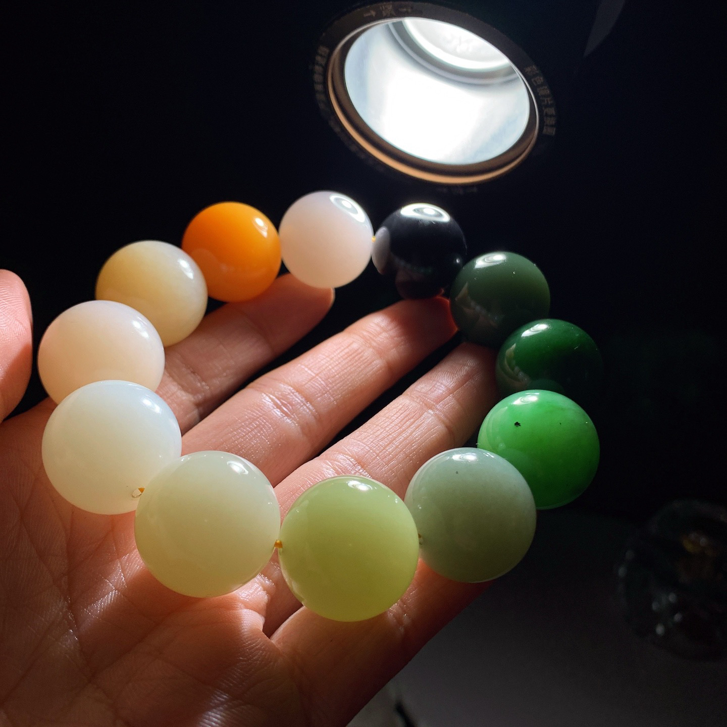 新疆和田玉且末糖多宝手串。单颗尺寸20重149克。玉质细腻油润 底色纯净 脂粉好，品质好。lt260306