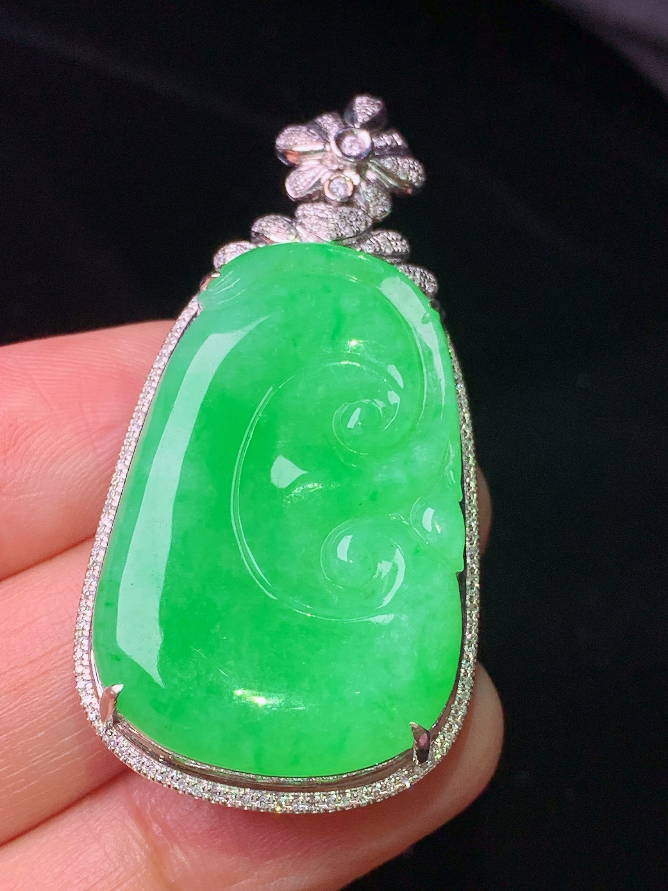 18k金钻镶嵌翠绿如意吊坠 玉质细腻 色泽艳丽清新 水润亮眼 整体尺寸49.2*24*9.2