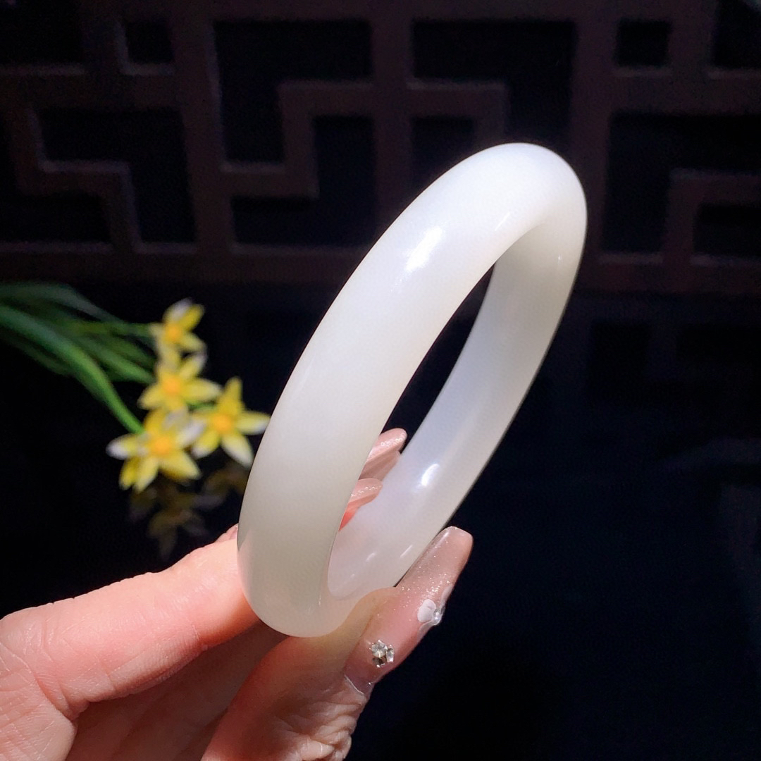收藏款，和田玉59圈口羊脂白手镯！玉质细腻油润 底色纯净 无裂无杂 脂粉好，品质好！