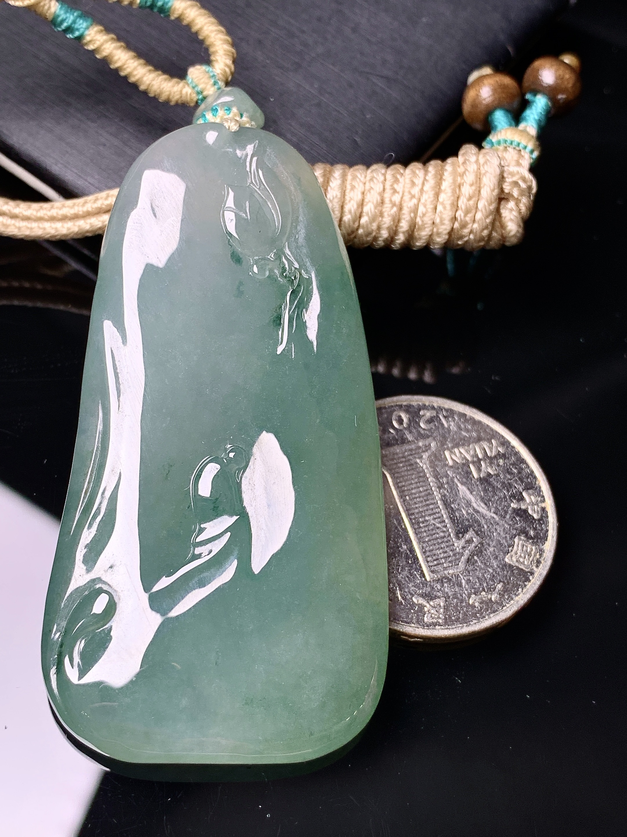 飘绿悟道吊坠 玉质细腻 色泽艳丽清新 水润亮眼 整体尺寸56.6*29.2*5.6