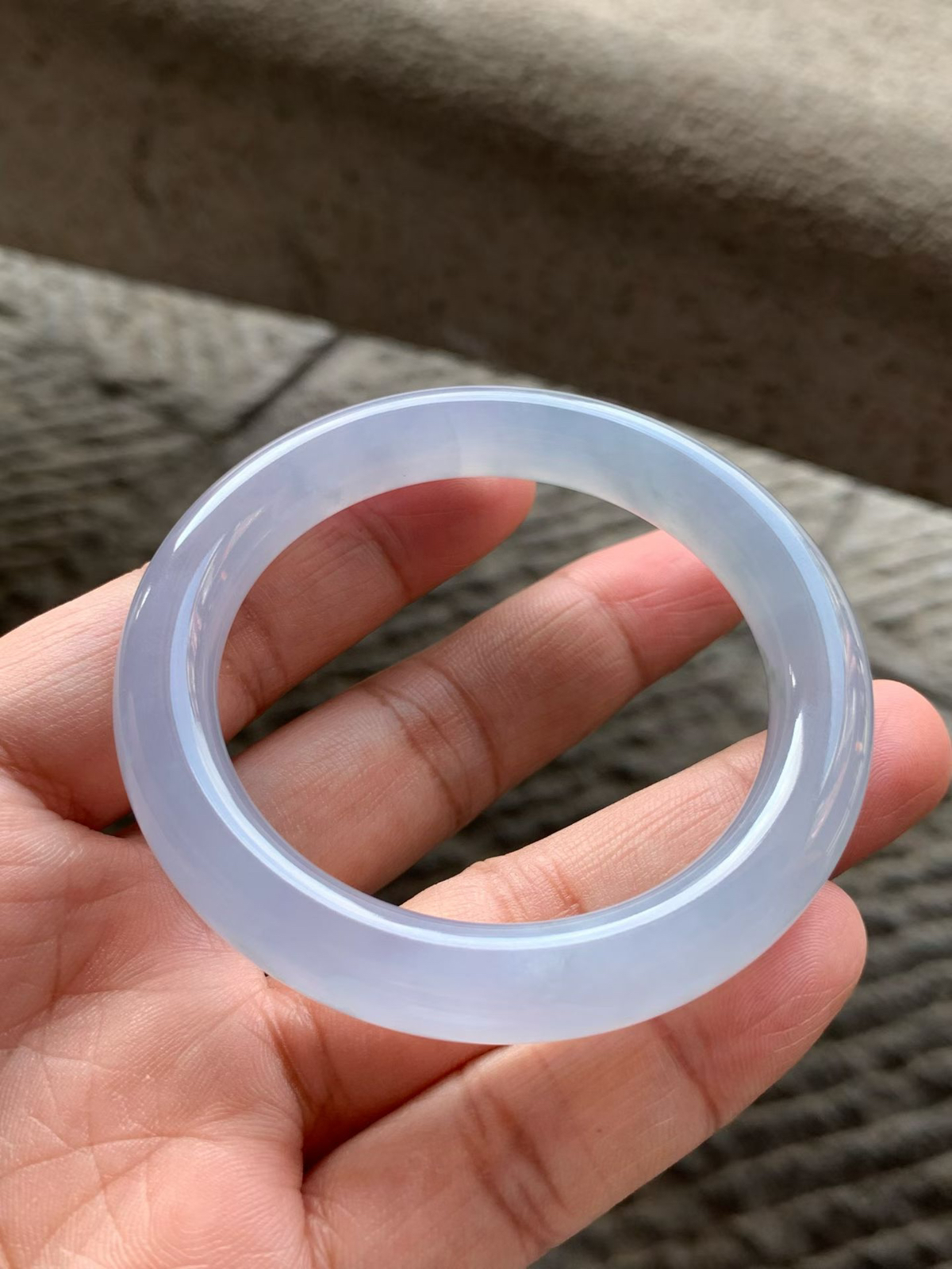 冰种紫罗兰飘花圆条手镯
尺寸51.5*9.8*9  整体冰透莹润质感，底子纯净细腻，胶胶润润的，水足充盈，光感清亮灵动，色泽均匀柔和，上手清透素雅，微细纹！