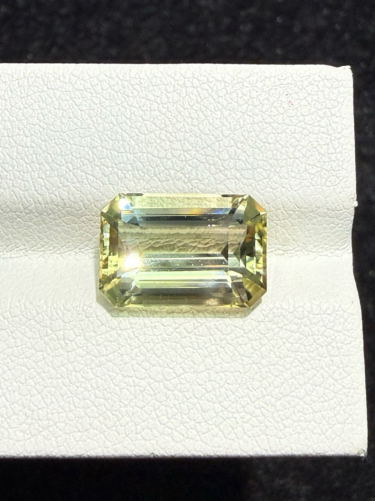 5.9ct天然碧玺裸石，尺寸12.7*8.6*6.4 毫米，晶体通透，颜色美艳