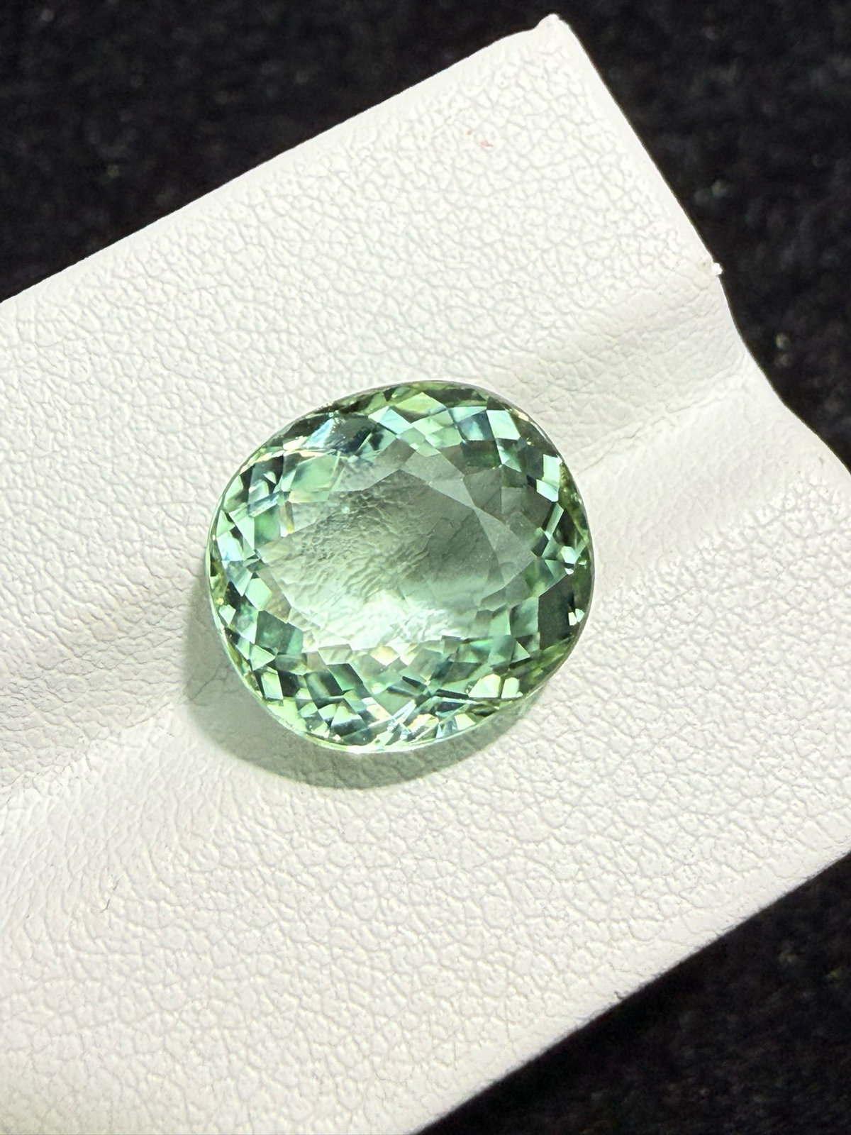 8.225ct天然绿碧玺裸石，尺寸12.4*11.3*7.5 毫米，晶体通透，颜色美艳