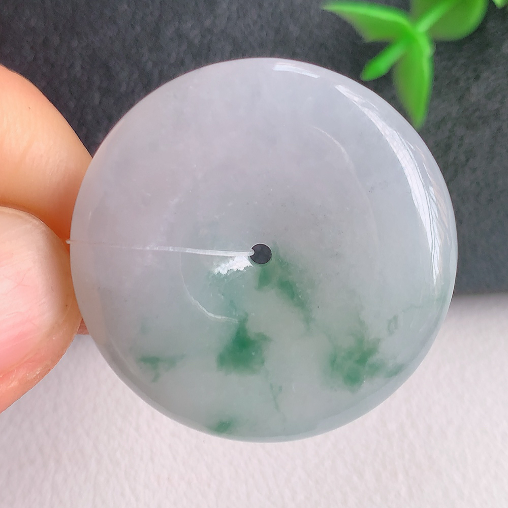 冰润飘花平安扣吊坠，厚装饱满，冰润剔透，细腻水足，种质润泽，飘花灵动，佩戴优雅大气，W49.7   