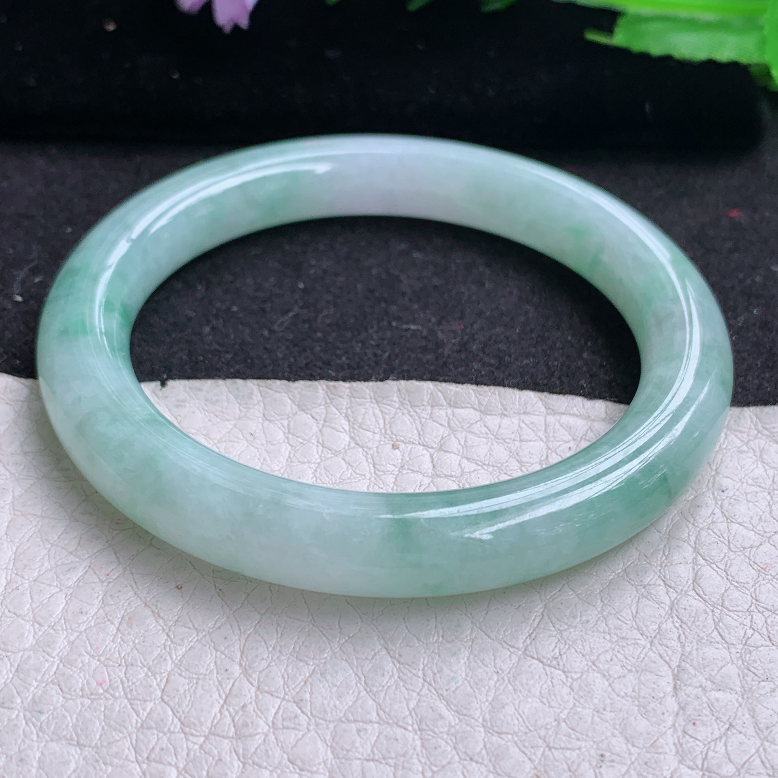 n小圈口52*8.8美人镯 天然缅甸翡翠A货胶感飘花秀气清新圆条玉手环