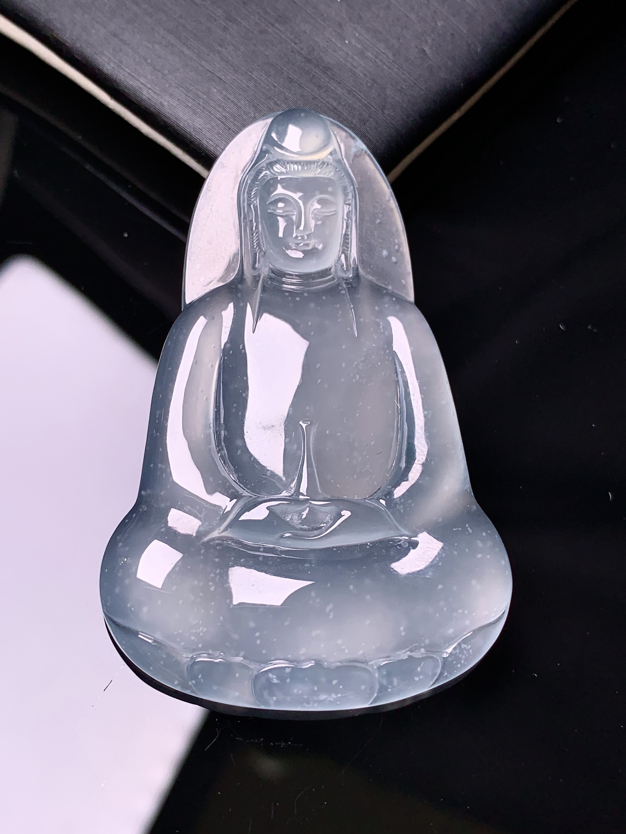 冰种素衣观音吊坠 玉质细腻 色泽艳丽清新 水润亮眼 整体尺寸52.3*34.2*5