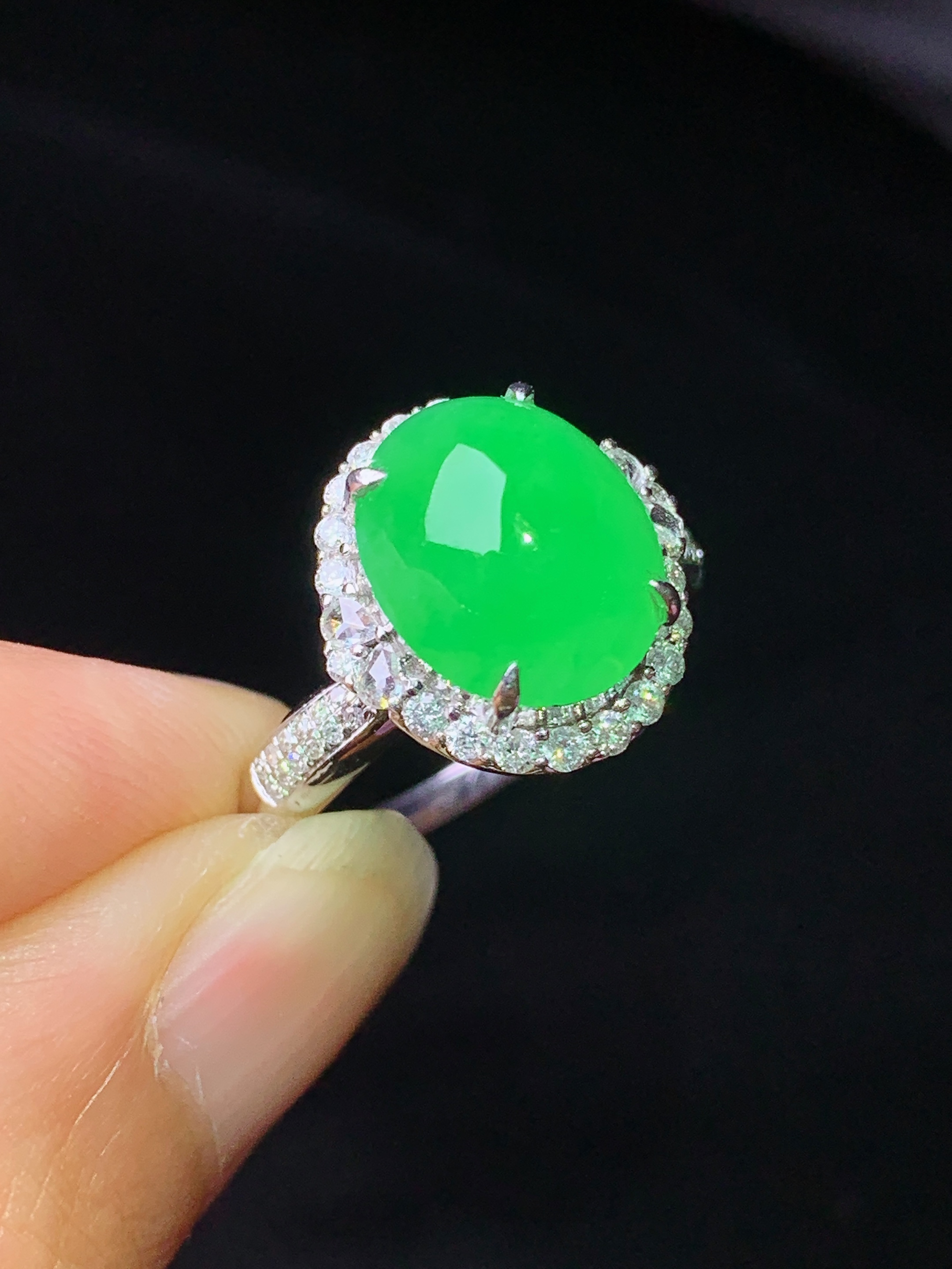 18k金钻镶嵌翠绿蛋面戒指 玉质细腻 色泽艳丽清新 水润亮眼 圈口14 整体尺寸13.8*13.2*11
