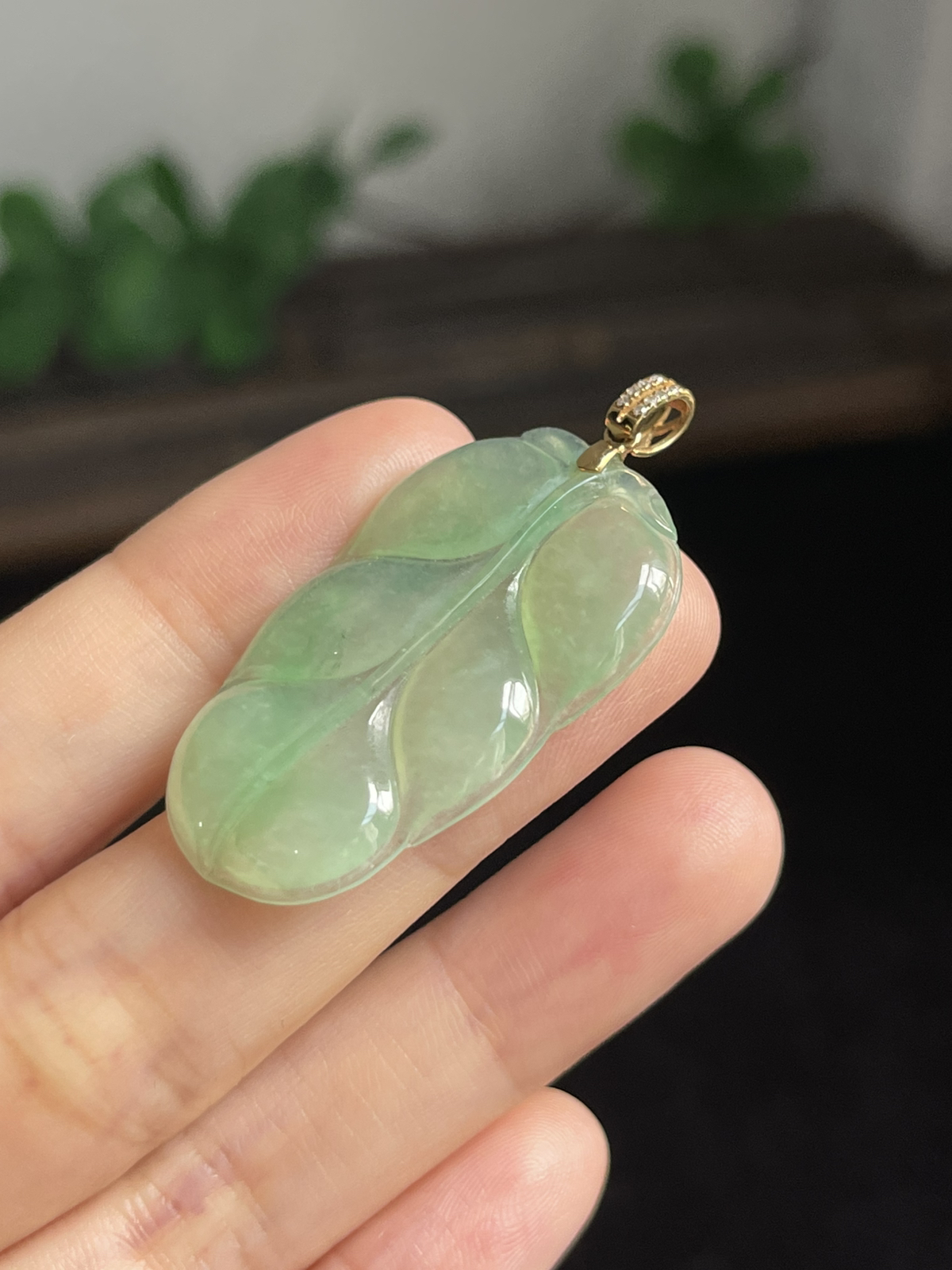 翡翠冰糯种绿色叶子，伴钻石