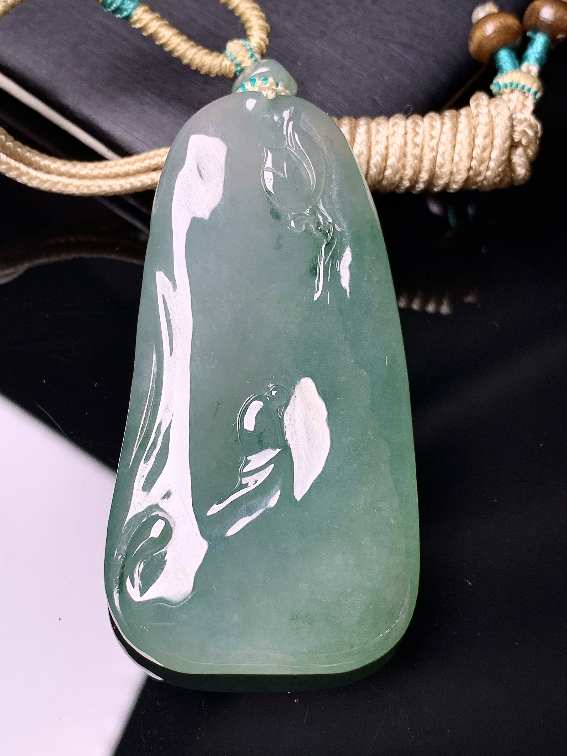 飘绿悟道吊坠 玉质细腻 色泽艳丽清新 水润亮眼 整体尺寸56.6*29.2*5.6