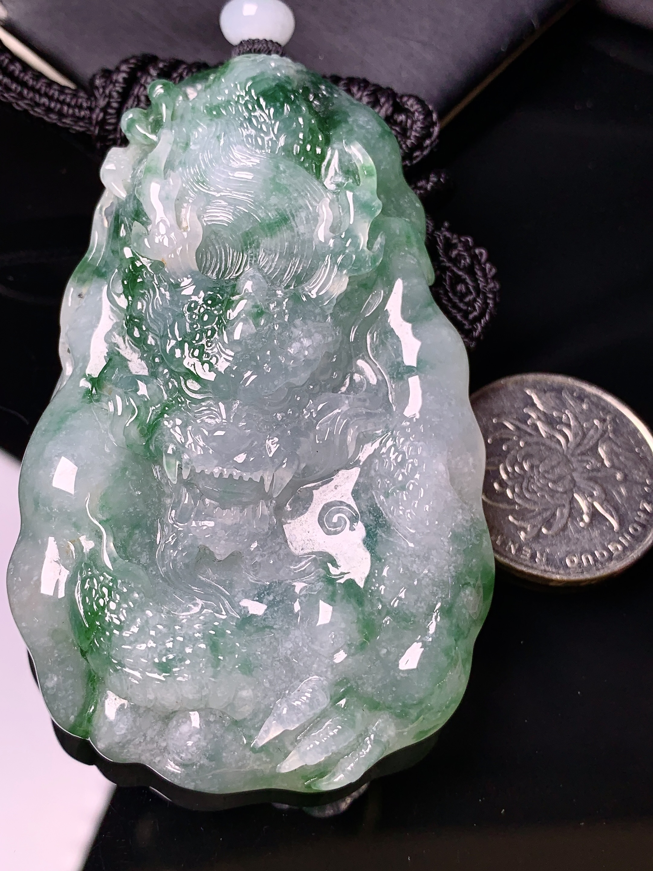 飘绿龙牌吊坠 玉质细腻 色泽艳丽清新 水润亮眼 整体尺寸73.8*45.5*14.5