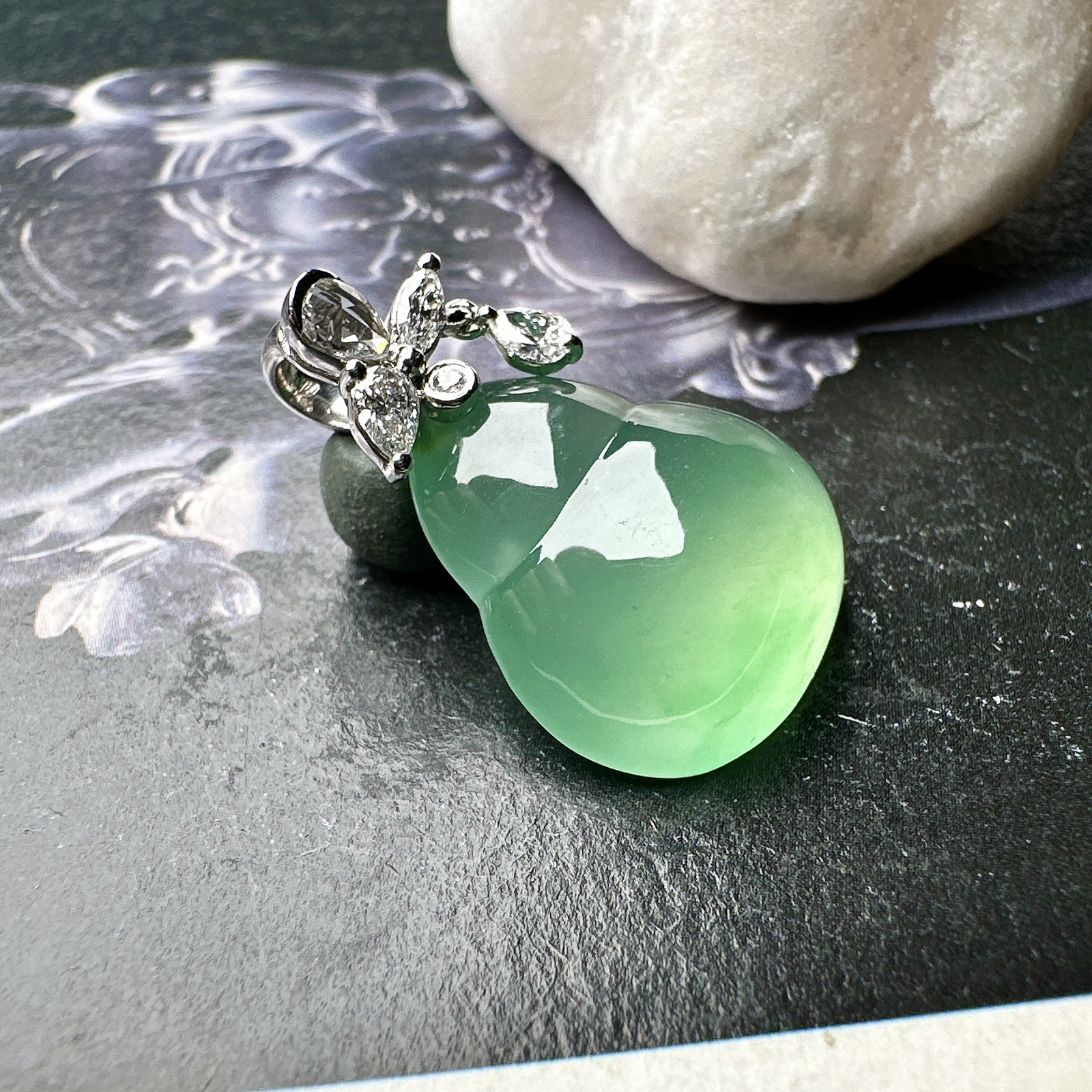 【玻璃种绿葫芦吊坠】质地细腻清爽，荧光感强烈，起刚光强烈，18K金钻镶嵌，裸石尺寸15*18.2*7.1毫米