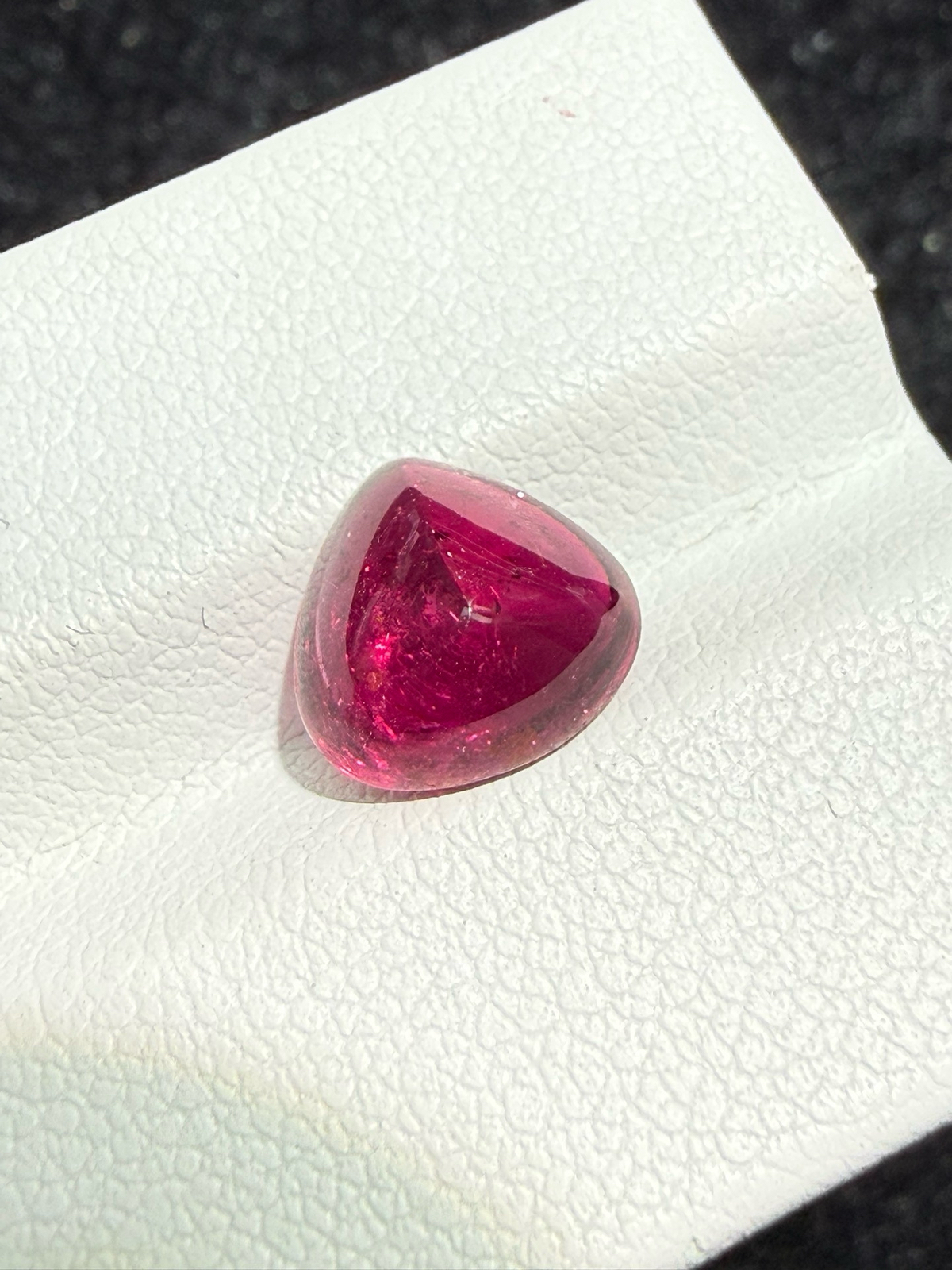 2.435ct天然卢比来碧玺裸石，尺寸8.6*8.8*5.2 毫米，晶体微棉，颜色美艳