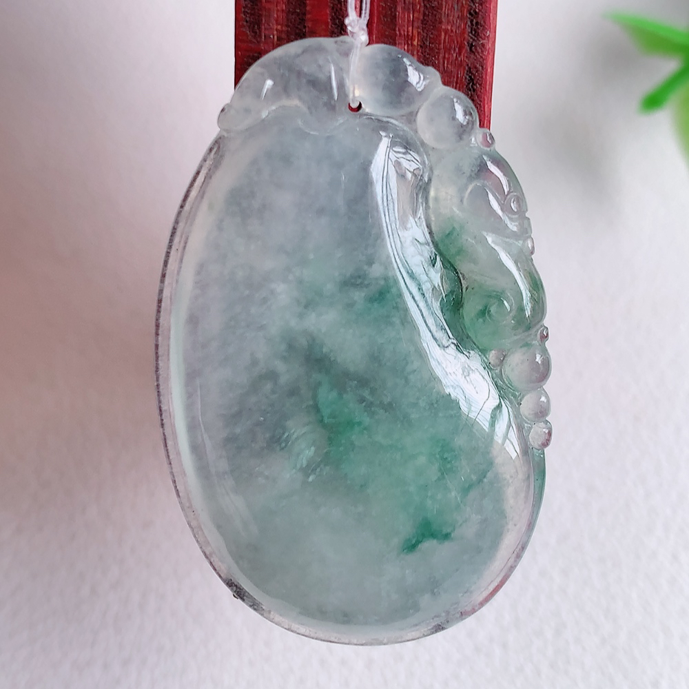 冰飘花福瓜翡翠吊坠，呱呱来财，福气满满的美好寓意，清新自然  沁人心脾，造型独特，清秀高雅  W49