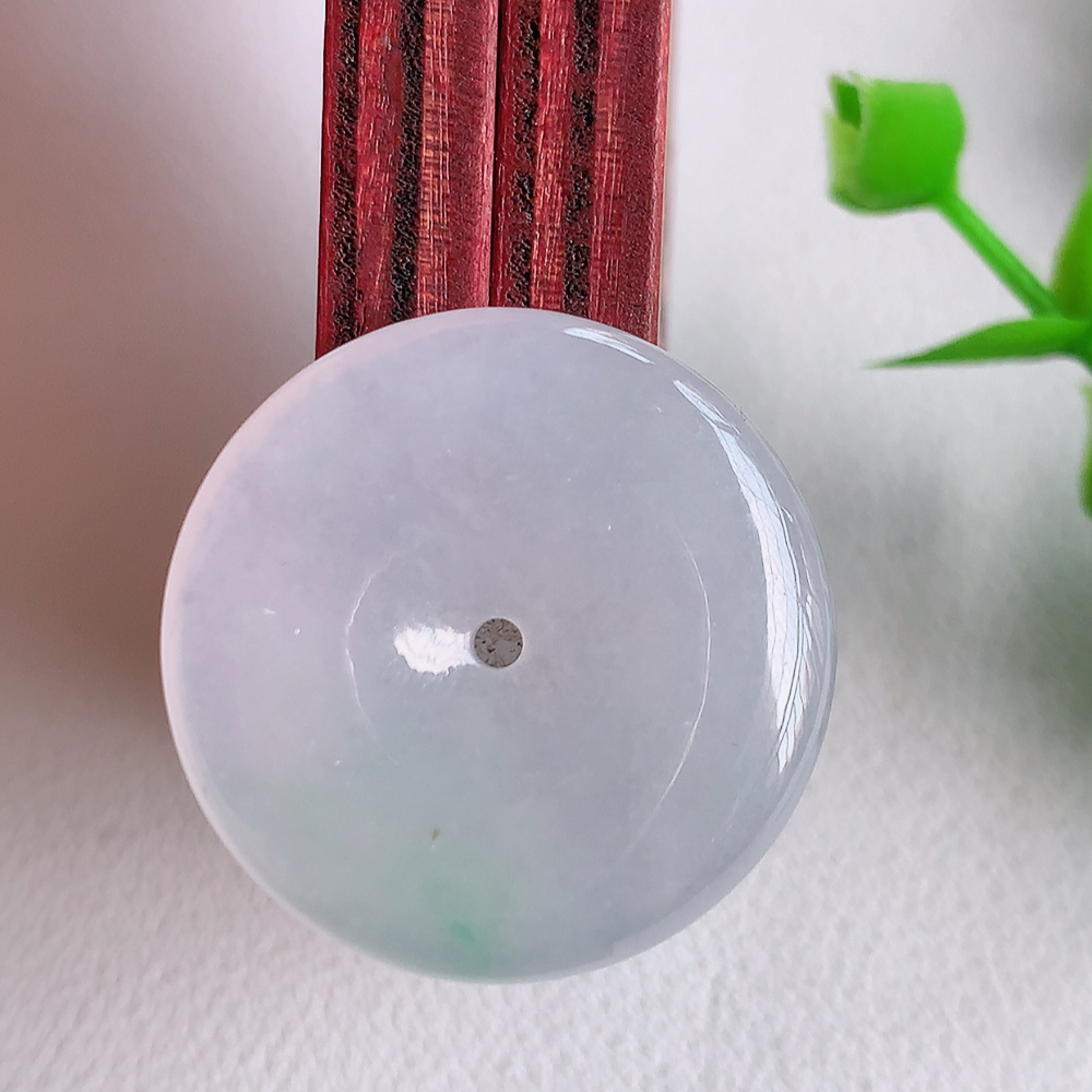 冰润平安扣吊坠，厚装饱满，冰润剔透，细腻水足，种质润泽，飘花灵动，佩戴优雅大气，W140.7   尺寸：26-5.5mm