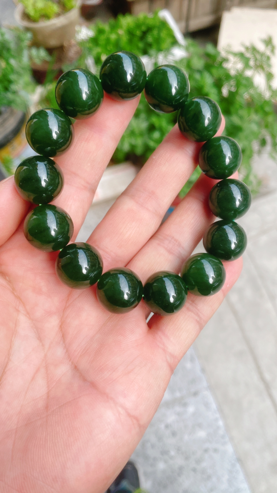 和田玉菠菜绿俄罗斯碧手串。单颗尺寸16重90.5克 玉质细腻油润底色纯净脂粉好品质好