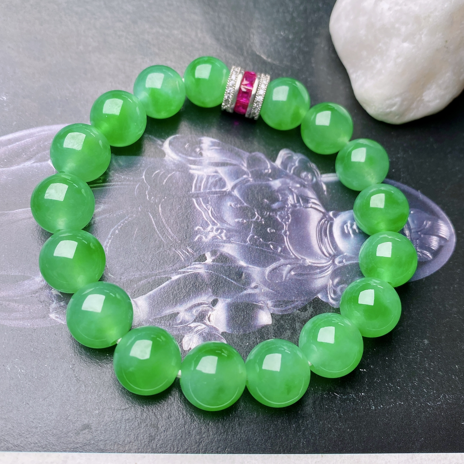 【冰种满绿圆珠手串】冰感十足，通透闪亮，颜色很艳丽，收藏品质，推荐入手。直径11.2-12之间