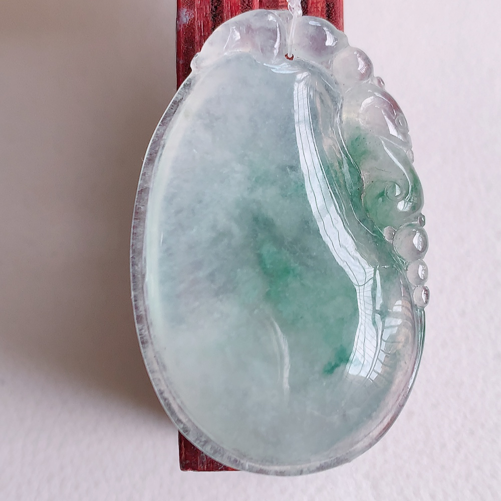 冰飘花福瓜翡翠吊坠，呱呱来财，福气满满的美好寓意，清新自然  沁人心脾，造型独特，清秀高雅  W49.7 尺寸：35.8-22.8-5.2mm
