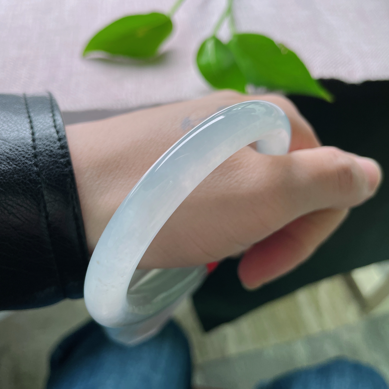 55.7/9.6白冰圆条，冰润细腻，种老水足，冰青玉洁，婉间风情，完美