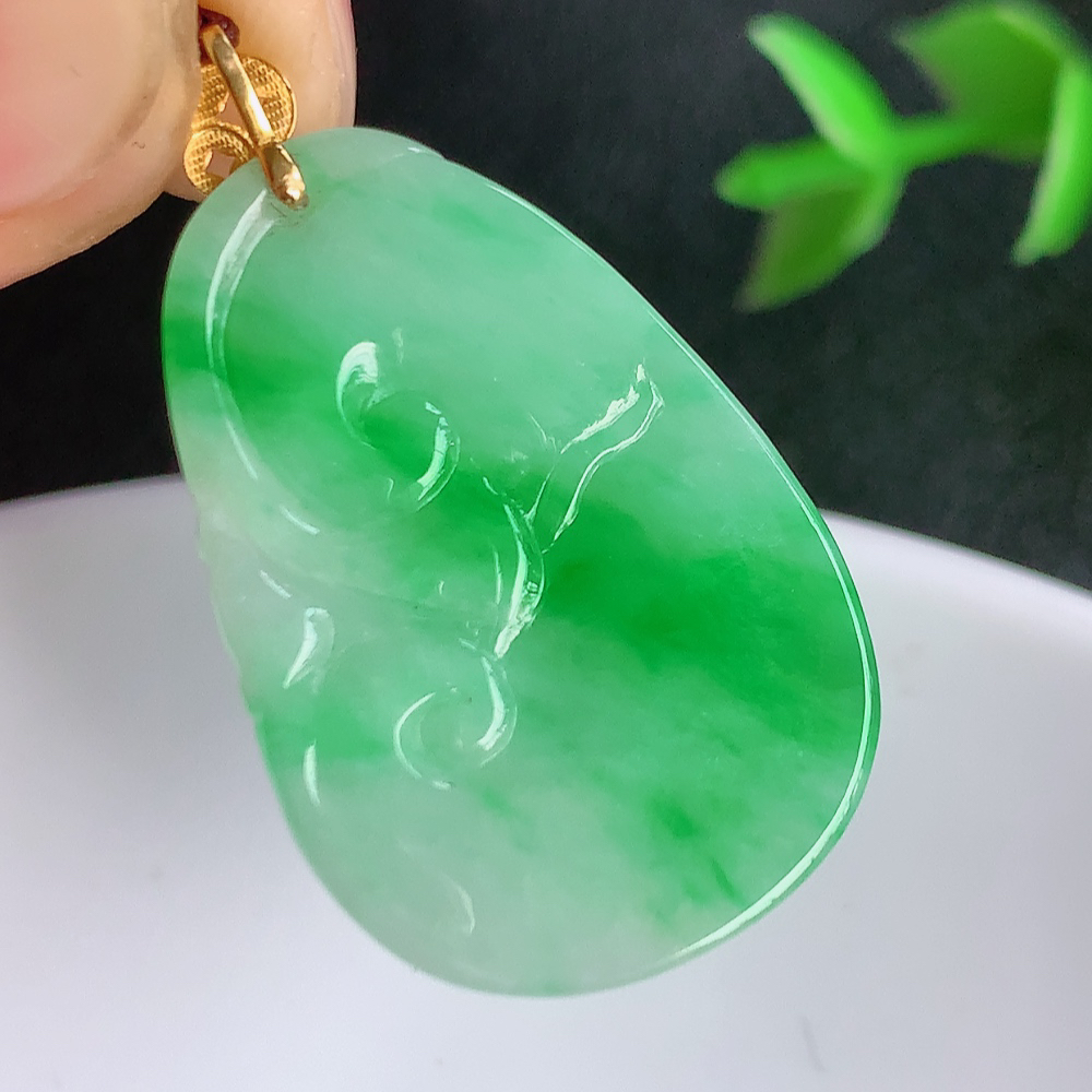 18k金扣冰润飘阳绿吉祥如意翡翠吊坠  寓意“万事如意，吉祥如意,福寿绵长 心想事成”饱满大气，通透水润  W140.7  尺寸：27.5-19-3.5mm