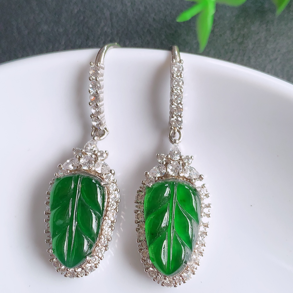 冰透满绿翡翠925银镶嵌金枝玉叶耳坠，自然光实拍，翠色灵动，颜色漂亮，种老水足，品相佳，佩戴佳品！W481.7 取一整体尺寸：40-12.5-6.2mm  裸石尺寸：14.6-9.2mm