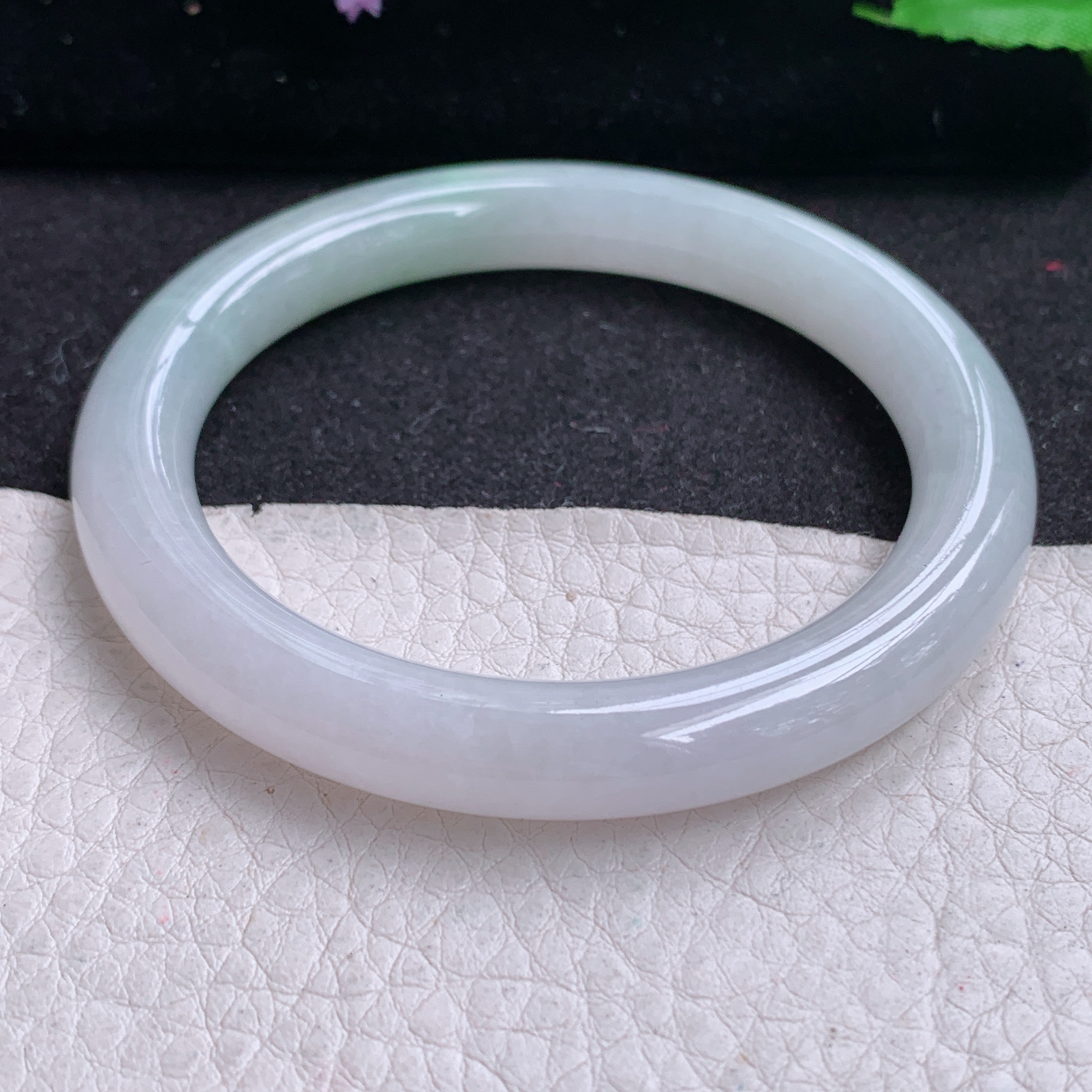 n清新款53*8.5美人镯 天然缅甸翡翠A货胶感飘绿圆条玉手环