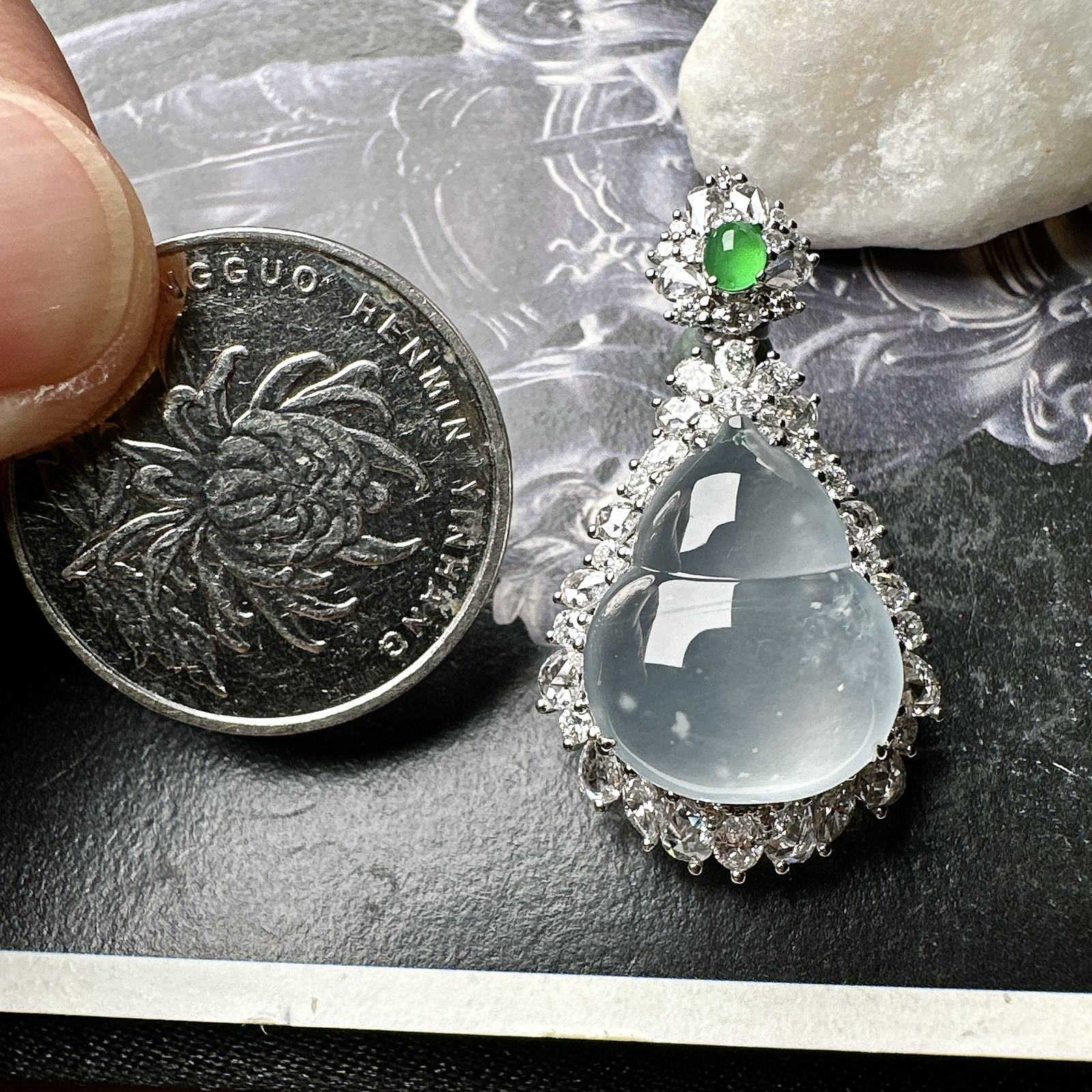 【冰种葫芦吊坠】质地细腻清爽，荧光感强烈，起刚光强烈，18K金钻镶嵌，裸石尺寸17.6*14.4*6.1毫米