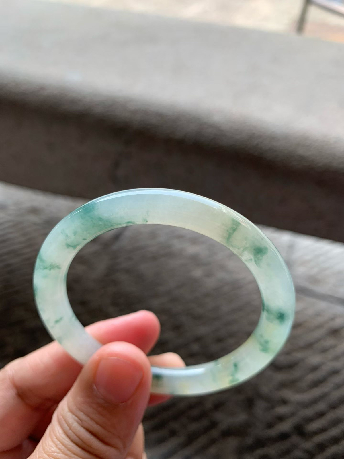 冰黄翡飘花圆条手镯
尺寸50*7*7.8 整体通体冰透，底子纯净细腻，水足充盈，胶润无比，花色灵气，清新雅致！