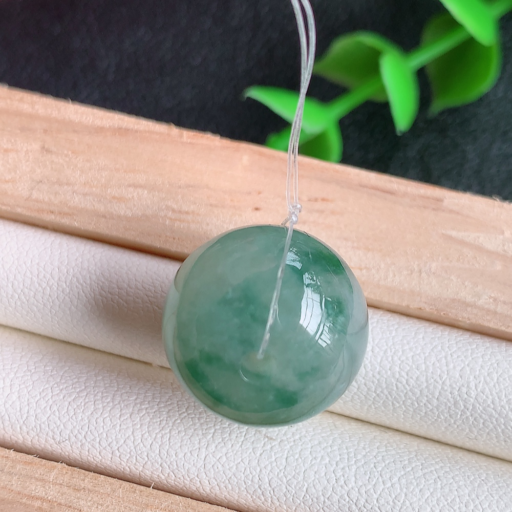 冰润飘花转运珠翡翠吊坠，寓意“时来运转，财源滚滚” 寓意佳，颜色清爽，无纹裂，佩戴效果优雅迷人！性价比超值！W49.7 尺寸：16-12.5mm