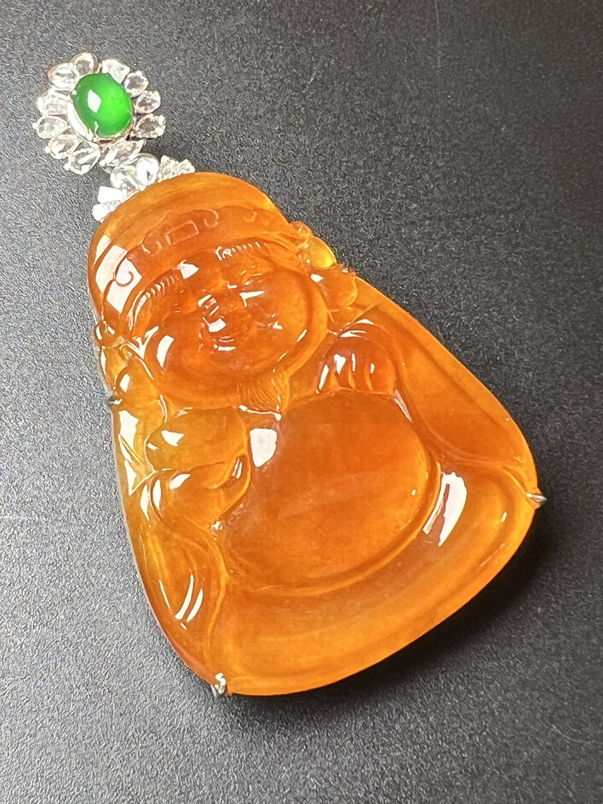 天然黄黄财神白底，质量杠杠滴。整体尺寸59*34.5*11.3。裸石尺寸44.2*34.5*4.2