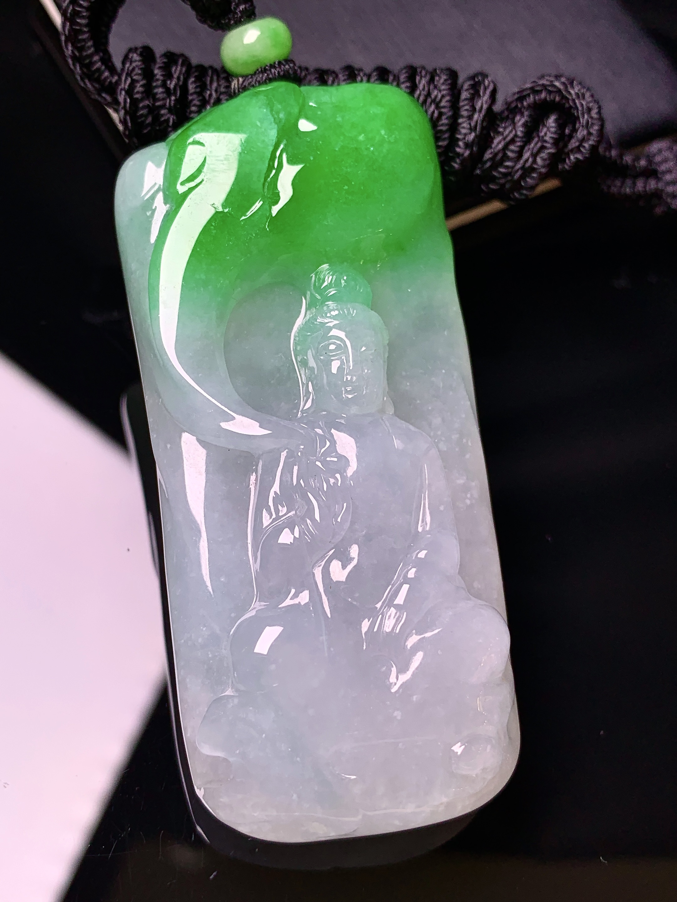 飘绿观音菩萨吊坠 玉质细腻 色泽艳丽清新 水润亮眼 整体尺寸64.2*30*11.8