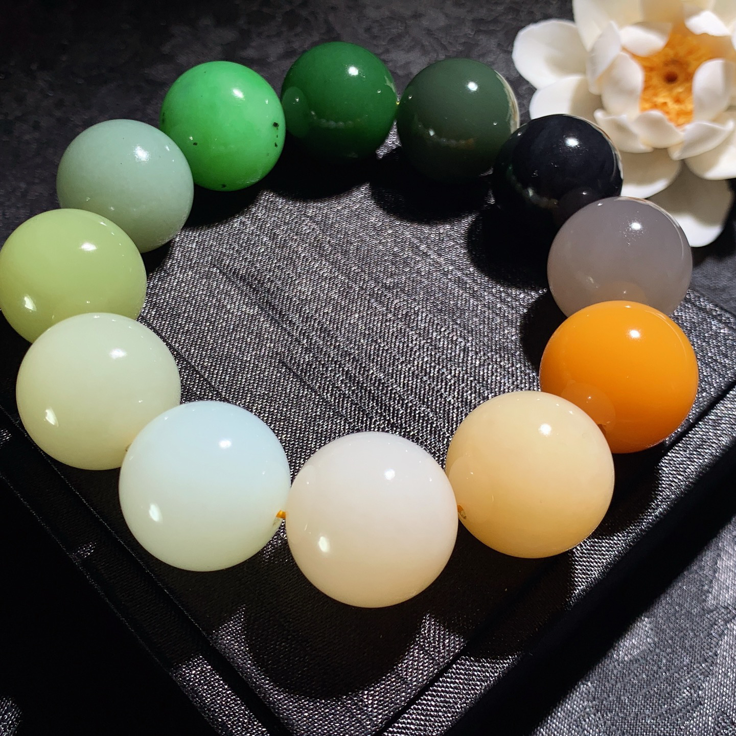 新疆和田玉且末糖多宝手串。单颗尺寸20重149克。玉质细腻油润 底色纯净 脂粉好，品质好。lt260306