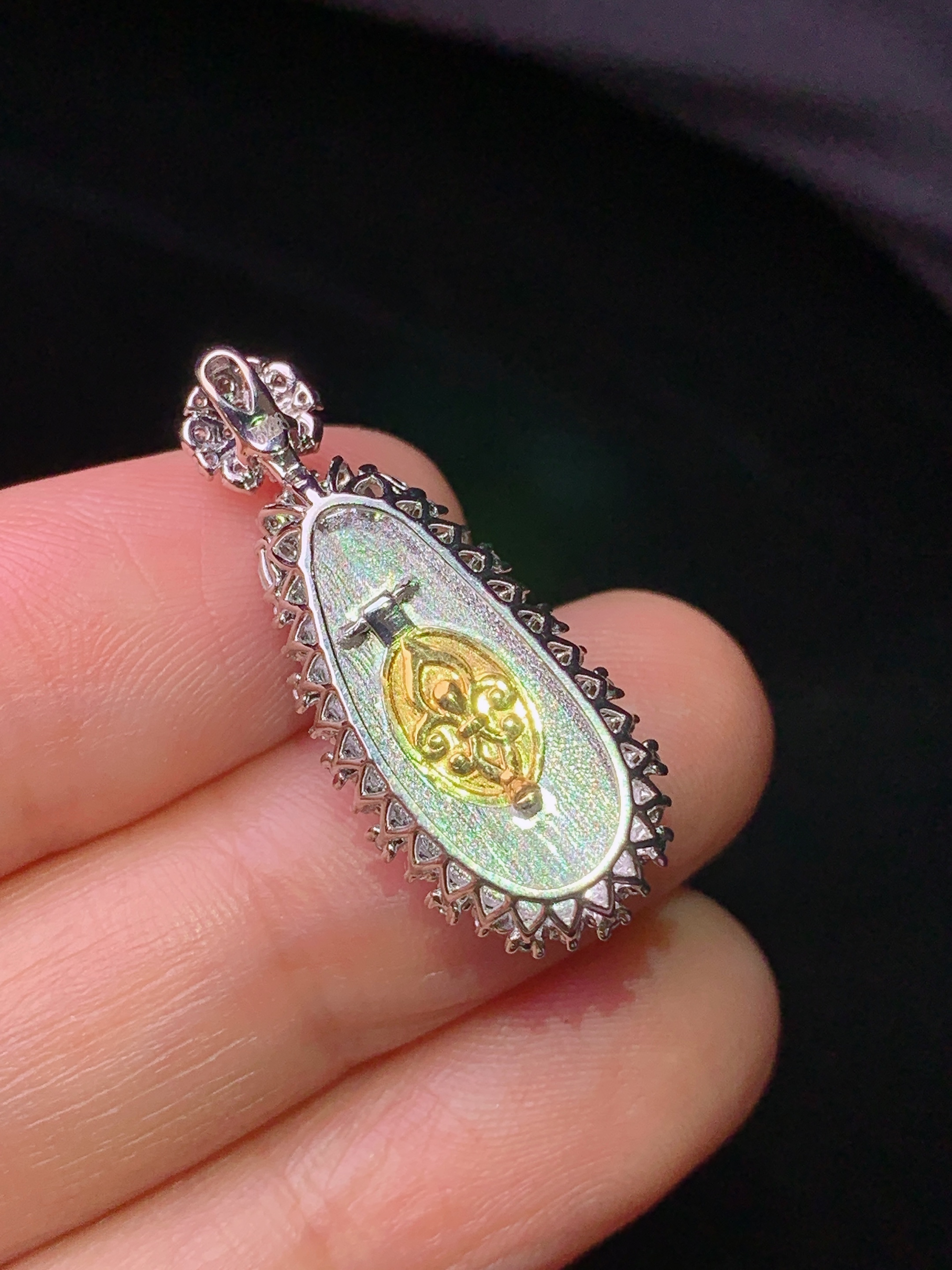 18k金钻镶嵌翠绿四季豆吊坠 玉质细腻 色泽艳丽清新 水润亮眼 整体尺寸28*11.5*9