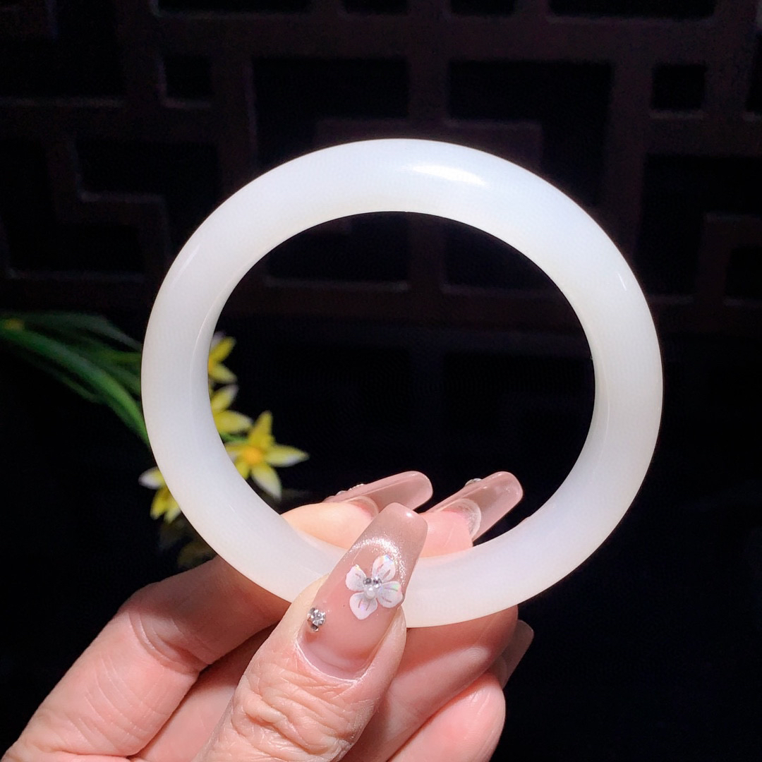 收藏款，和田玉59圈口羊脂白手镯！玉质细腻油润 底色纯净 无裂无杂 脂粉好，品质好！