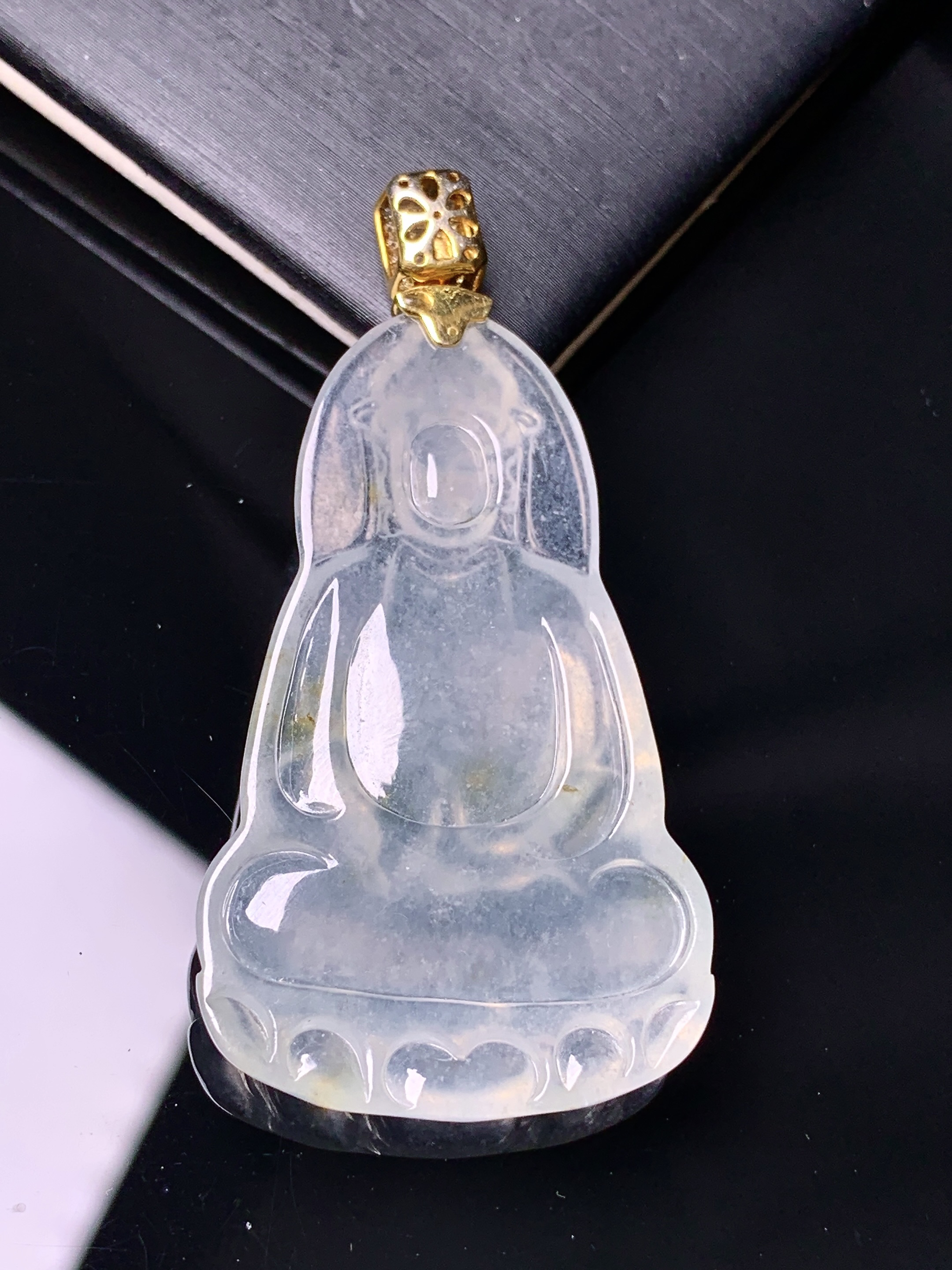 18k金钻镶嵌冰种观音吊坠 玉质细腻 色泽艳丽清新 水润亮眼 整体尺寸51.6*26*4.3