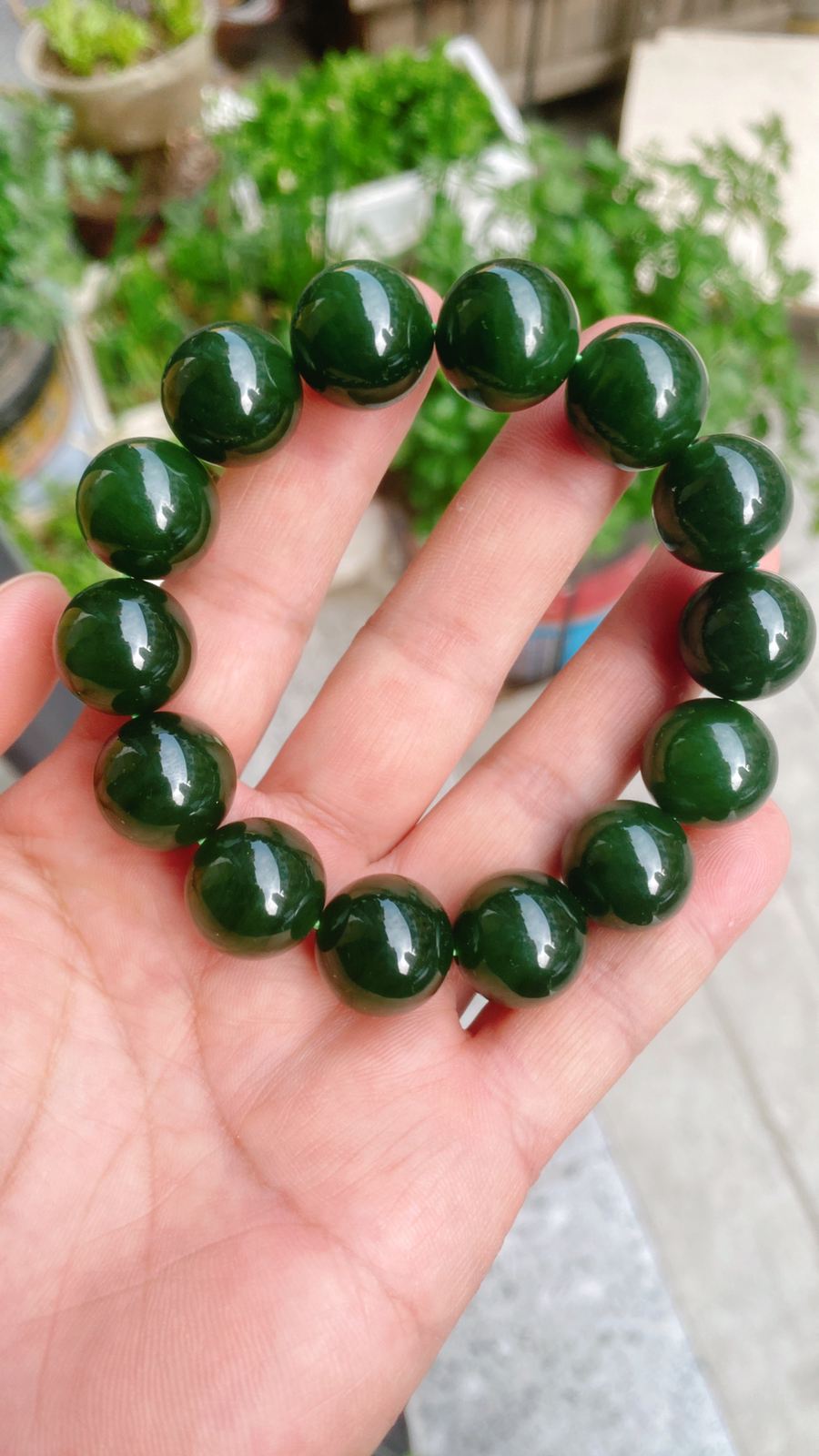 和田玉菠菜绿俄罗斯碧手串。单颗尺寸16重90.5克 玉质细腻油润底色纯净脂粉好品质好