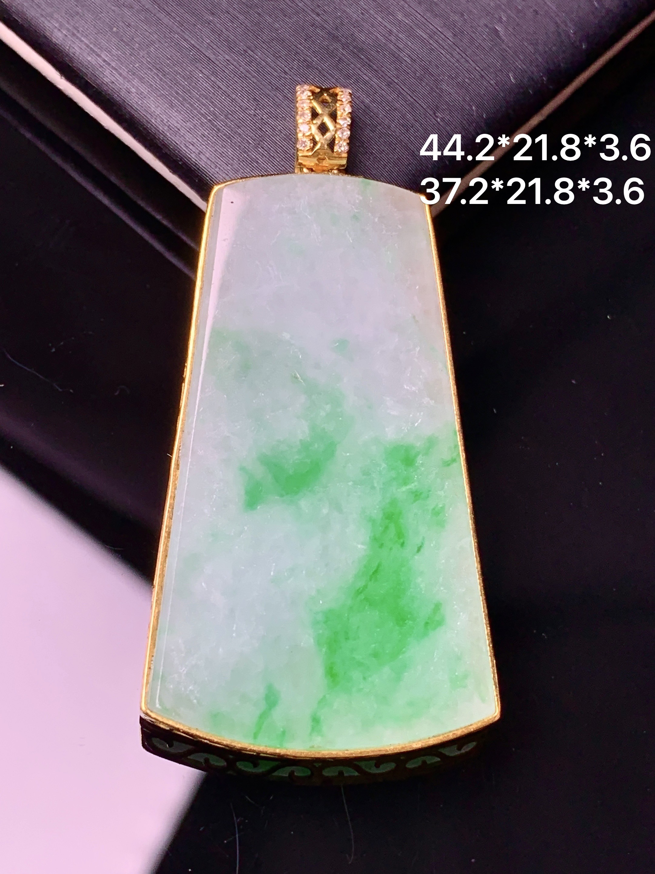 18k金钻镶嵌飘绿无事牌吊坠 玉质细腻 色泽艳丽清新 水润亮眼 整体尺寸44.2*21.8*3.6