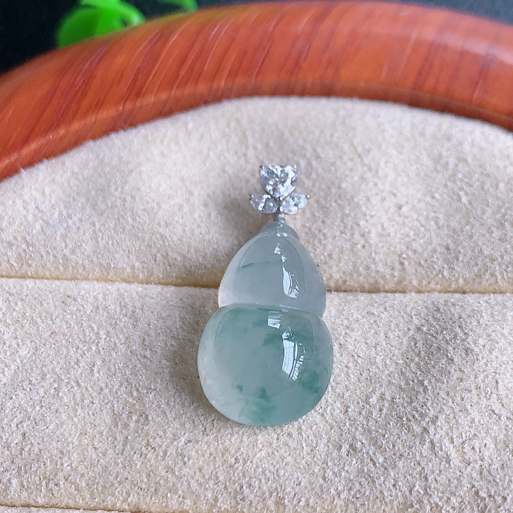 18k金伴钻冰润飘花葫芦翡翠吊坠  寓意“福禄双全，加官进爵，财源滚滚” 莹润通透，抱满大气  清新