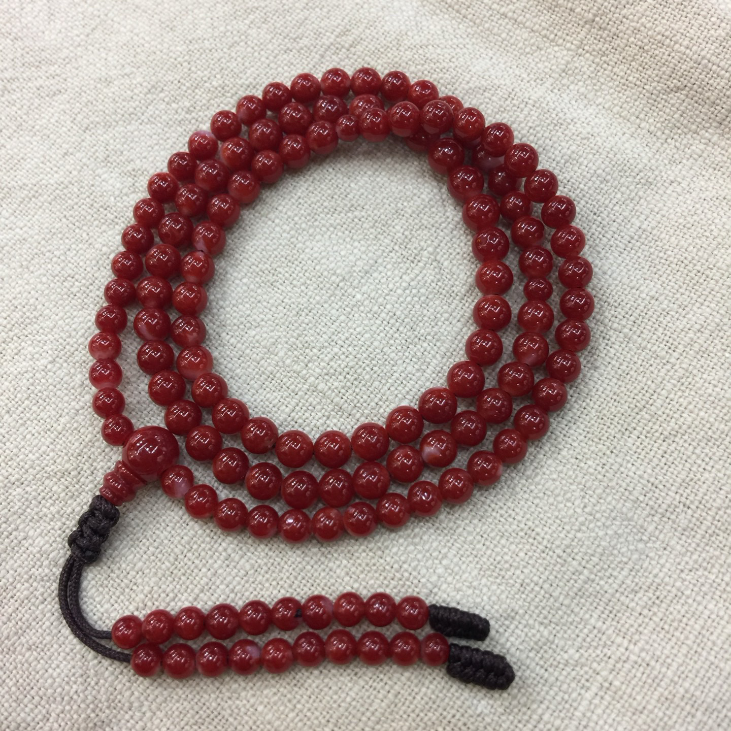 【阿卡赤血牛血红珊瑚108小5mm圆珠手链款】难得高瓷度，整条少白芯的阿卡圆珠。整条赤血牛血红颜色，珠子直径5-4mm，每颗珠子均为天然的珊瑚，珊瑚自古就为佛教珍宝，深海千年有机宝石！收藏价值高、可传承！总重13.43克！追求品质者的福音！实物漂亮！