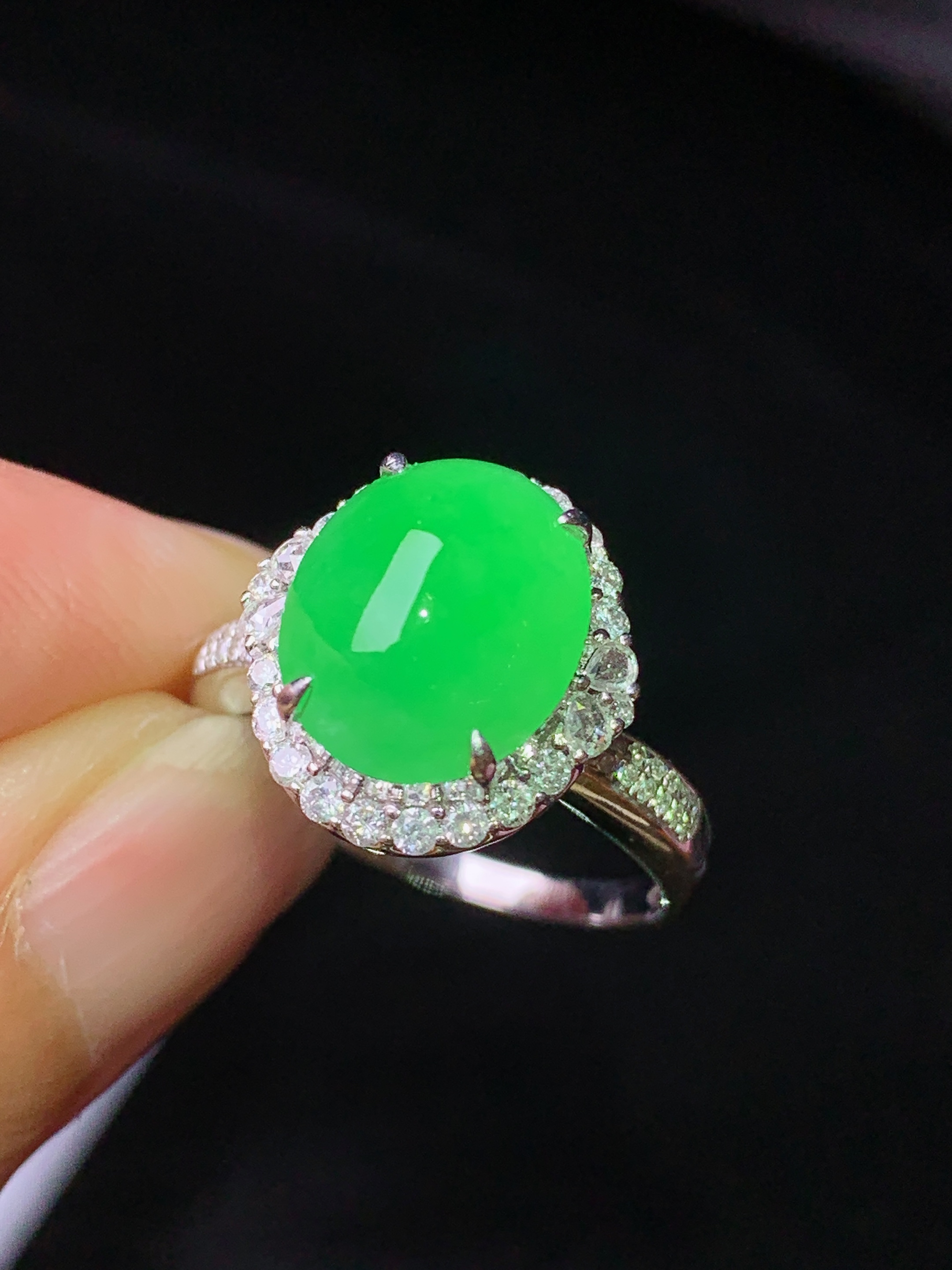 18k金钻镶嵌翠绿蛋面戒指 玉质细腻 色泽艳丽清新 水润亮眼 圈口14 整体尺寸13.8*13.2*11