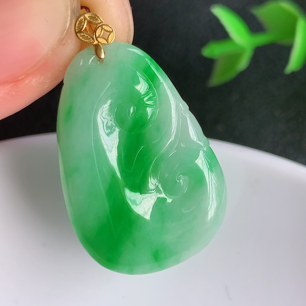 18k金扣冰润飘阳绿吉祥如意翡翠吊坠  寓意“万事如意，吉祥如意,福寿绵长 心想事成”饱满大气，通透水润  W140.7  尺寸：27.5-19-3.5mm