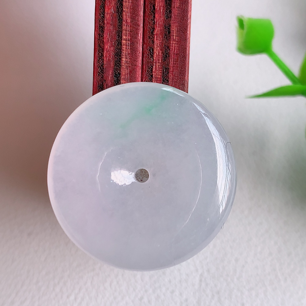 冰润平安扣吊坠，厚装饱满，冰润剔透，细腻水足，种质润泽，飘花灵动，佩戴优雅大气，W140.7   尺寸：26-5.5mm