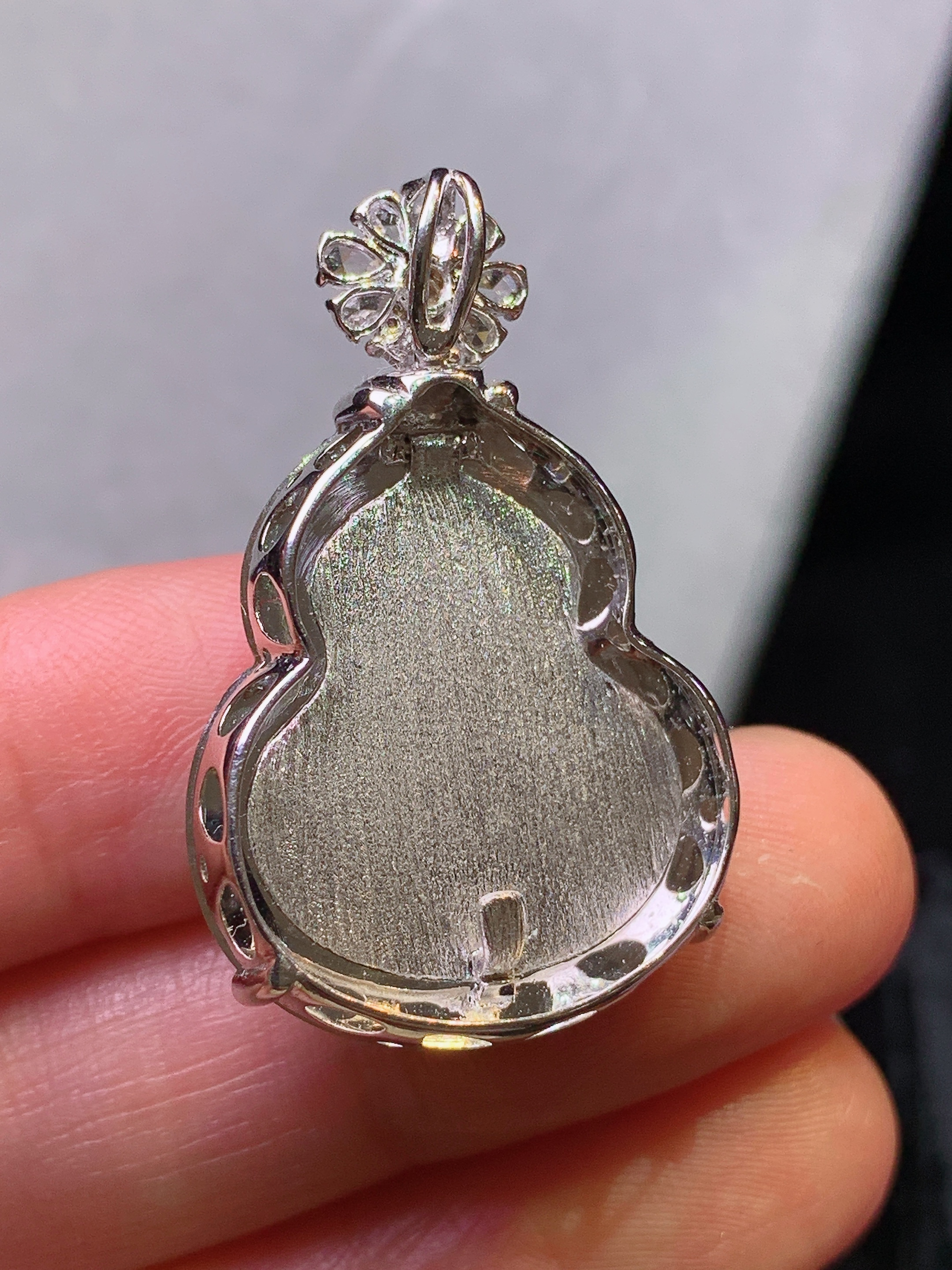 18k金钻镶嵌黄翡葫芦吊坠 玉质细腻 色泽艳丽清新 水润亮眼 整体尺寸33.2*21*18.2