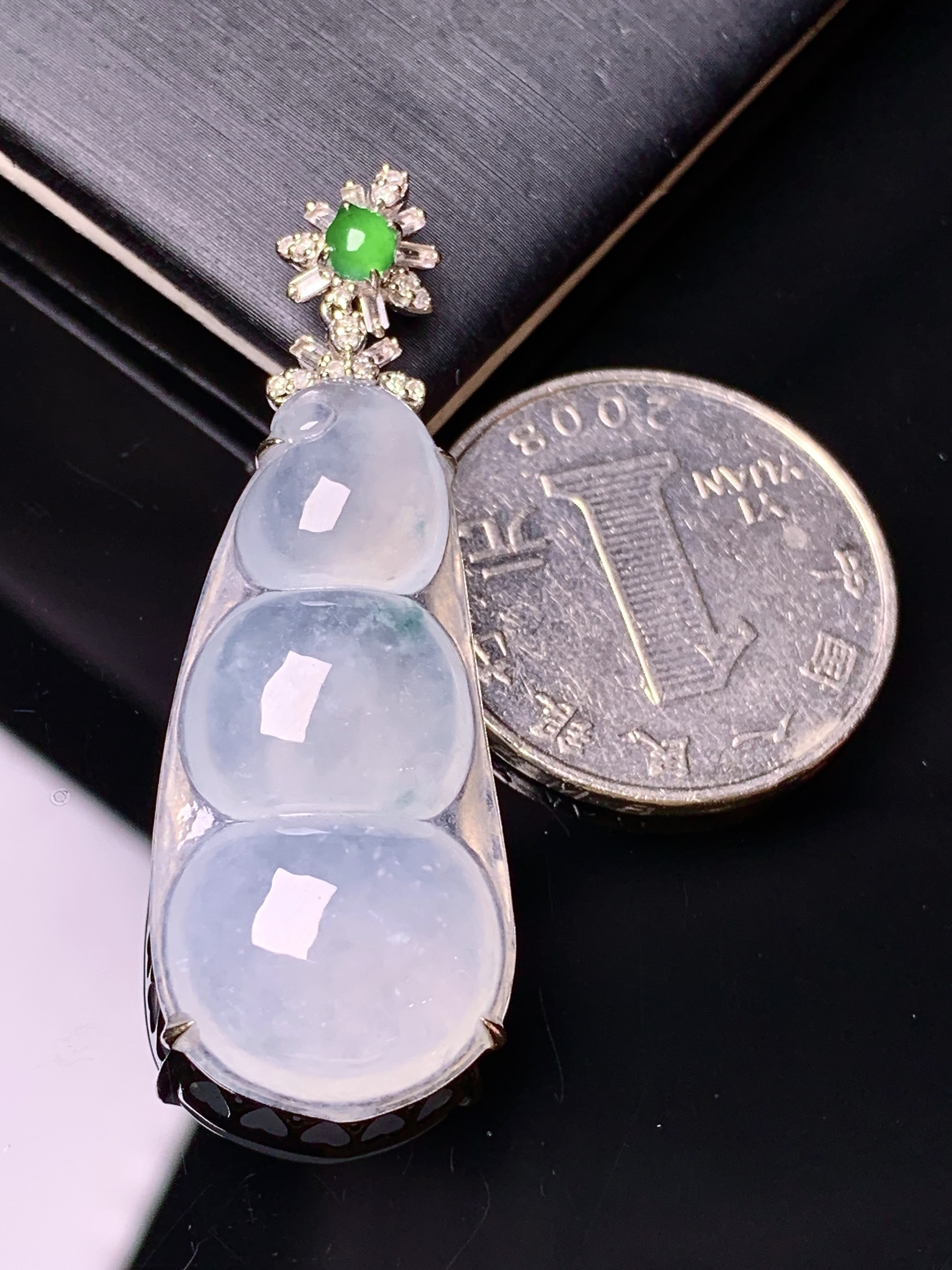 18k金钻镶嵌冰种四季豆吊坠 玉质细腻 色泽艳丽清新 水润亮眼 整体尺寸46*16.3*8.2