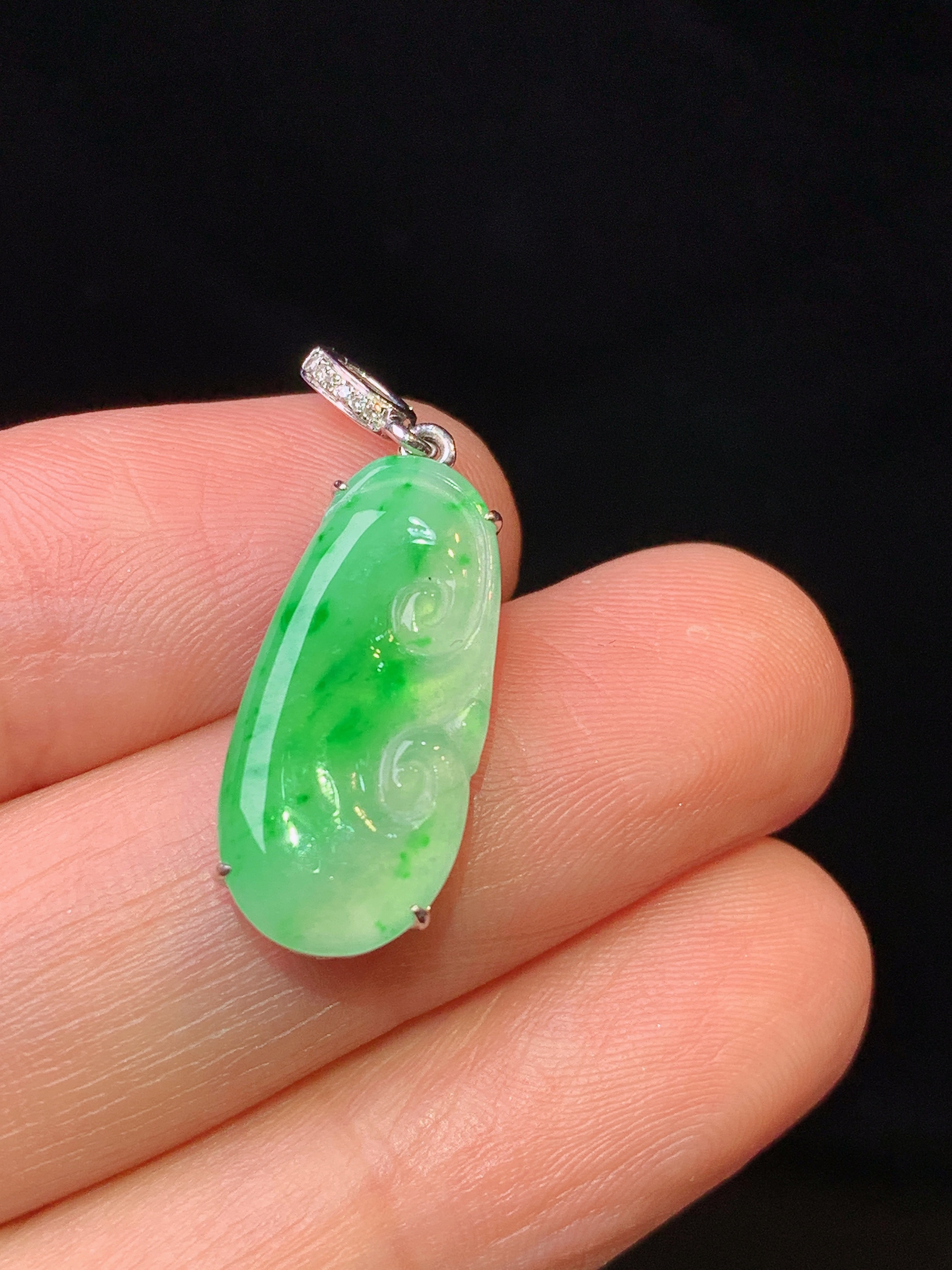 18k金钻镶嵌翠绿如意吊坠 玉质细腻 色泽艳丽清新 水润亮眼 整体尺寸26.8*9*3.8