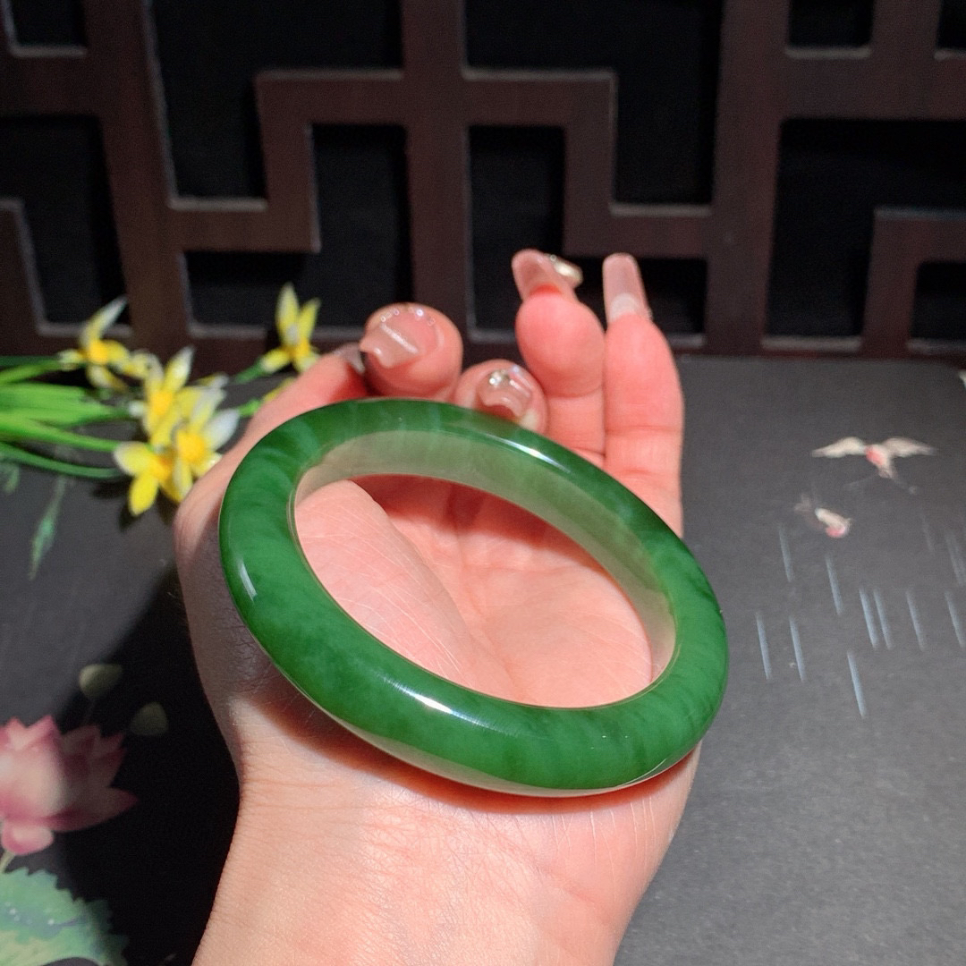 珍藏品，和田玉56.5圈口阳绿色猫眼碧玉手镯！玉质细腻油润 底色纯净 无裂无棉 脂粉好，品质高。