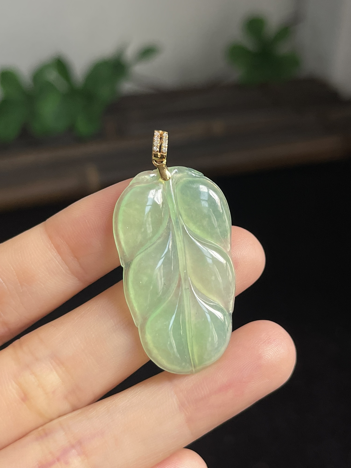 翡翠冰糯种绿色叶子，伴钻石