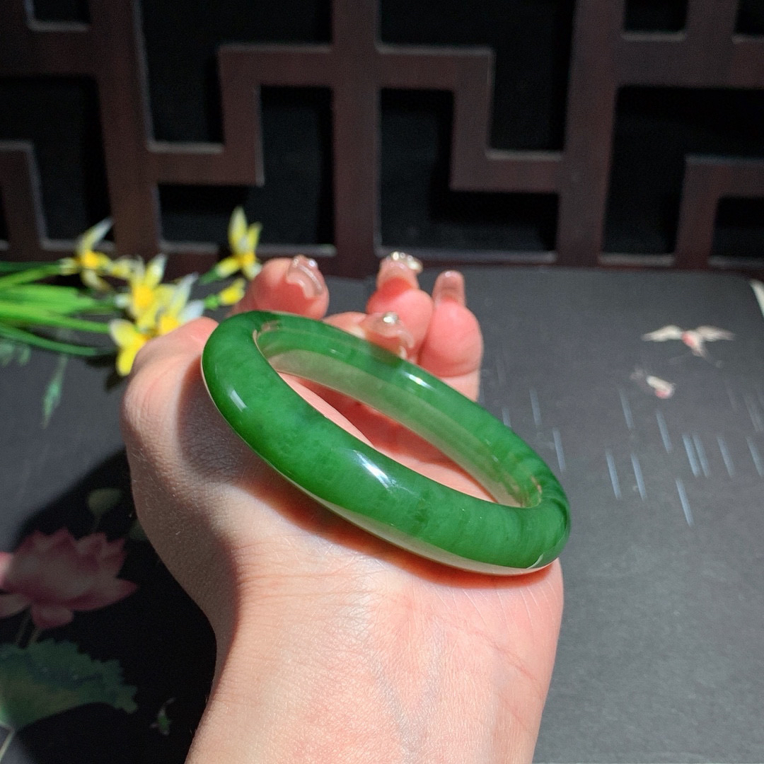 珍藏品，和田玉54圈口阳绿色猫眼碧玉手镯，玉质细腻油润 底色纯净 无裂无杂 脂粉好，品质高。