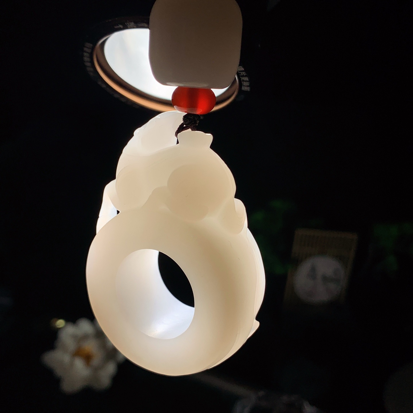 新疆和田玉羊脂白马到成功扳指把件 内径23尺寸61/41/20重101.8克 玉质细腻油润 底色纯净 脂粉好，品质好。lt260306